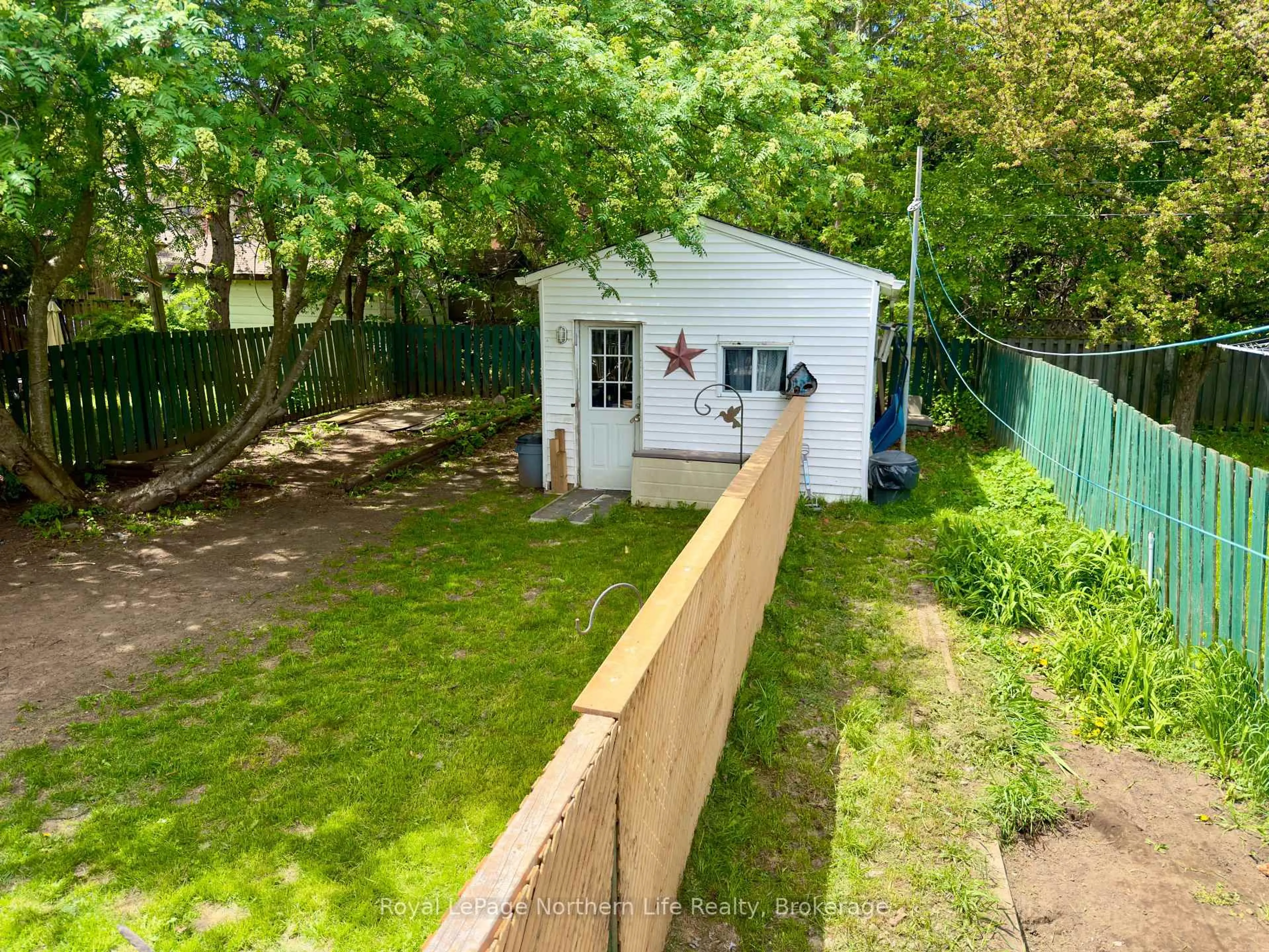 A pic from outside/outdoor area/front of a property/back of a property/a pic from drone, street for 433 O'Brien St, North Bay Ontario P1B 5W2