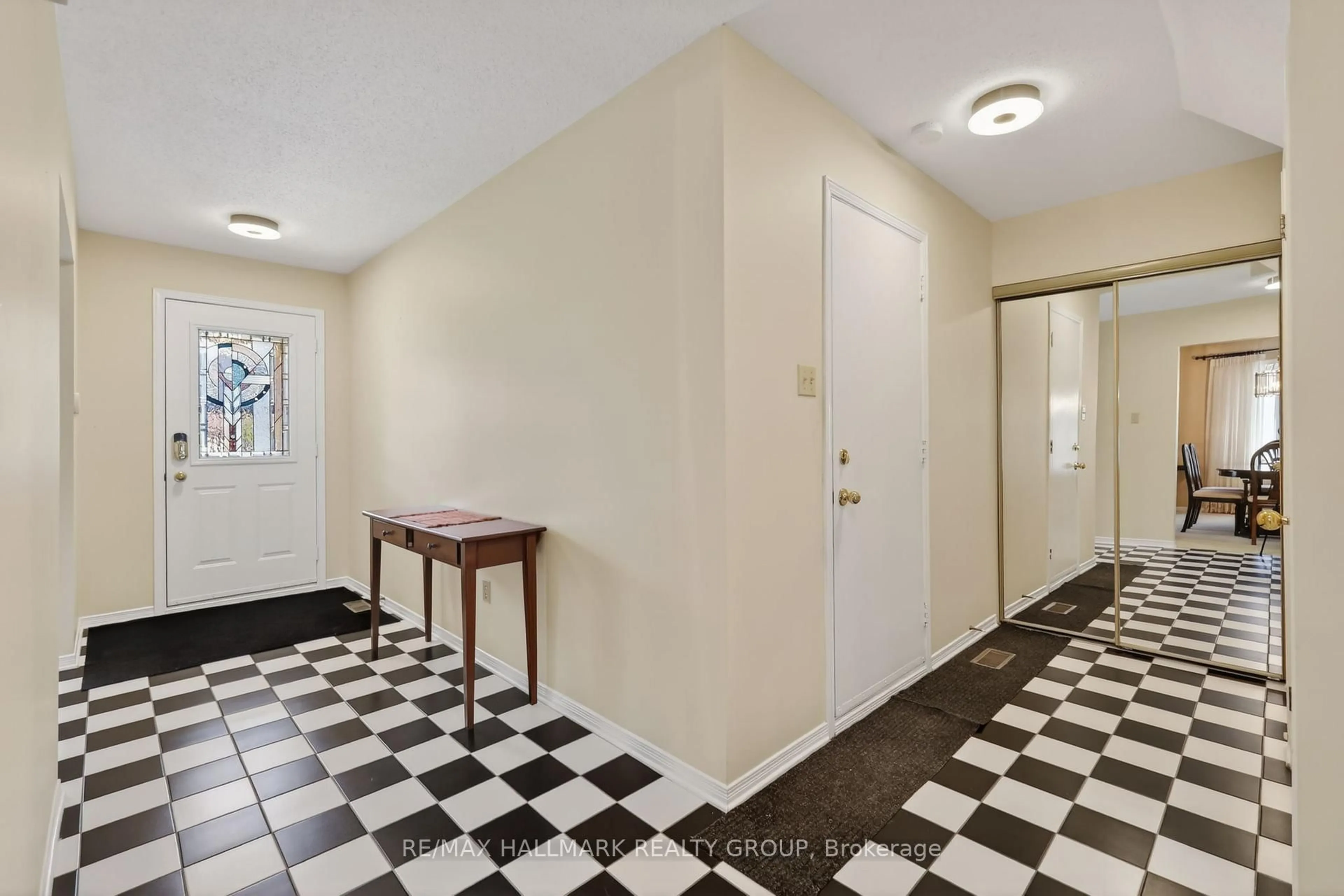 Indoor entryway for 307 Beechgrove Ave, Ottawa Ontario K1Z 6R4