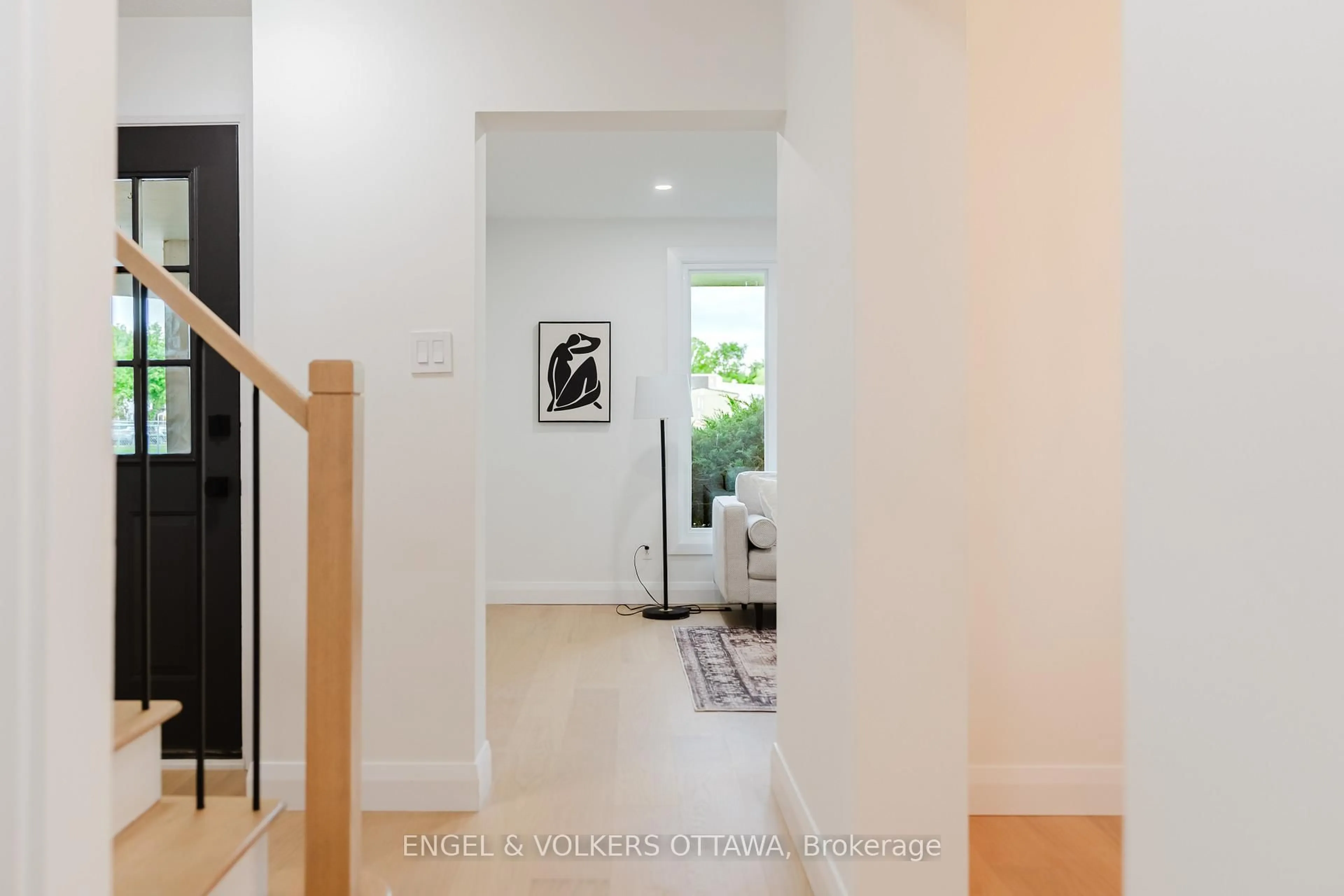 Indoor entryway for 825 De Salaberry St, Ottawa Ontario K1J 6Y5