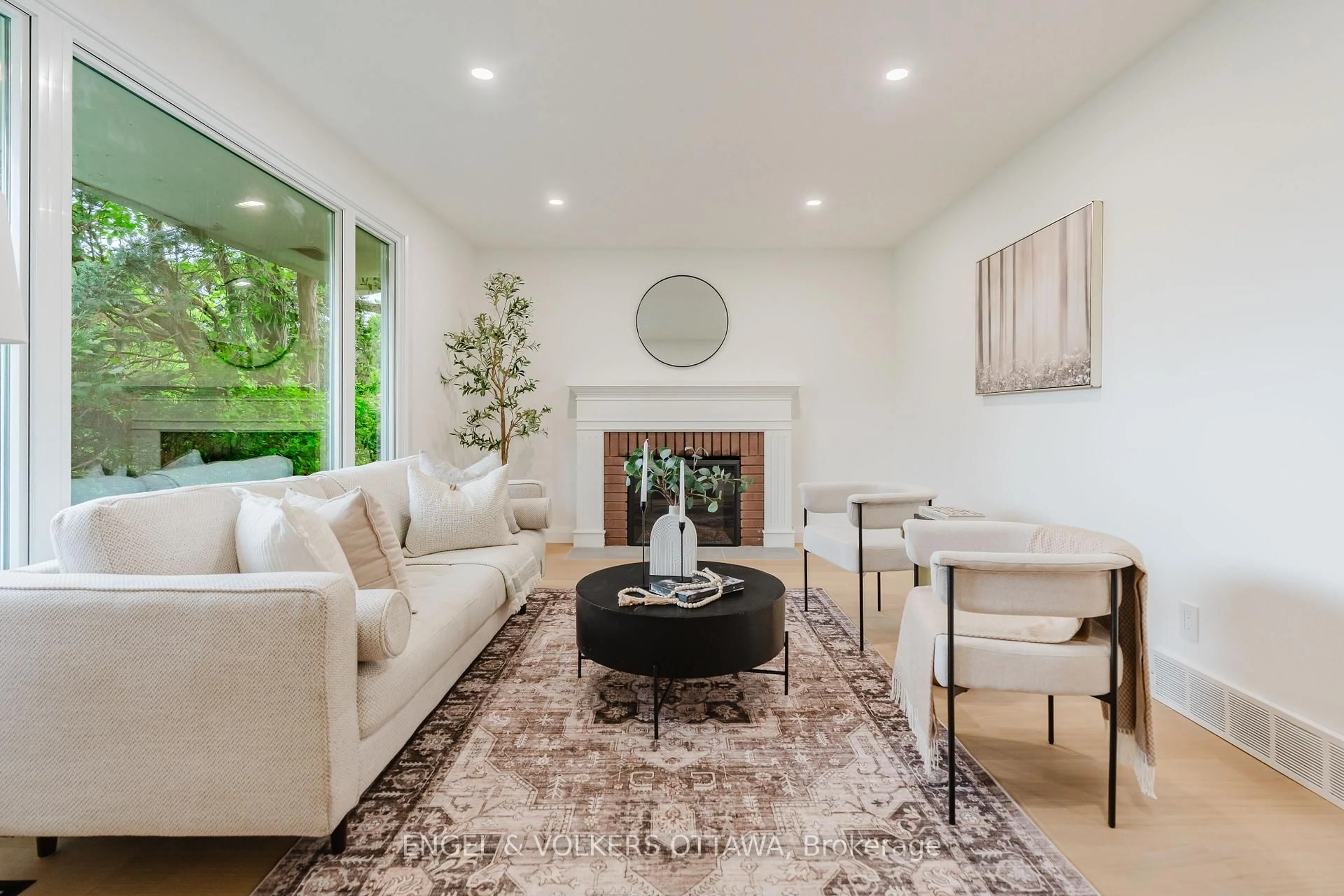 Living room with furniture, unknown for 825 De Salaberry St, Ottawa Ontario K1J 6Y5