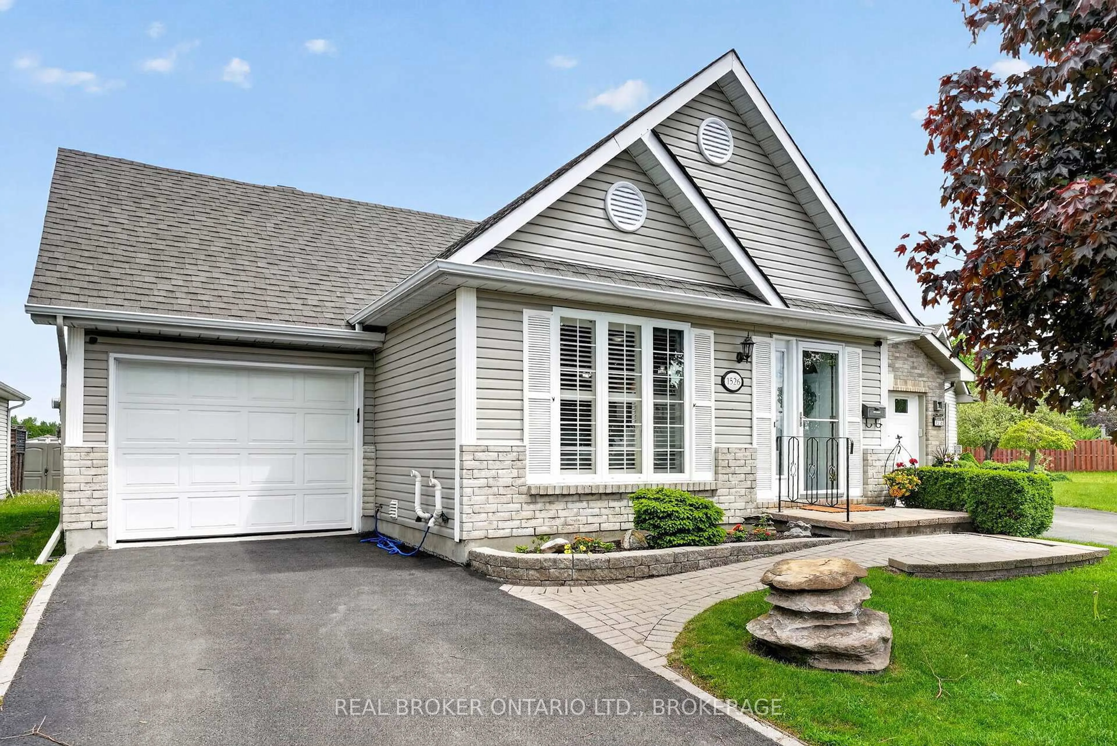 Home with vinyl exterior material, street for 1526 Frank Crt, Cornwall Ontario K6H 7N7
