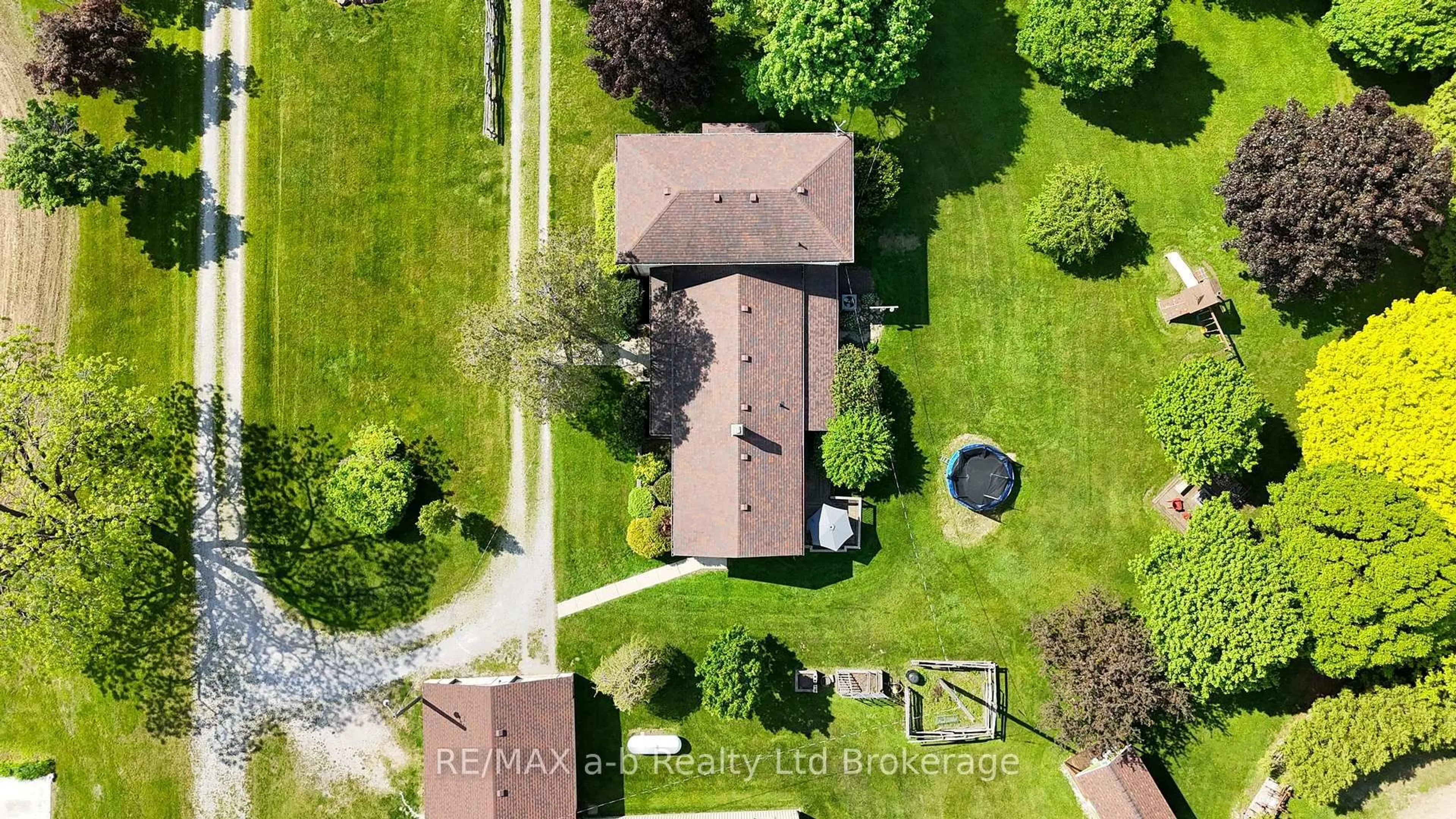A pic from outside/outdoor area/front of a property/back of a property/a pic from drone, unknown for 1813 Norfolk County 19 Rd, Norfolk Ontario N0E 1V0