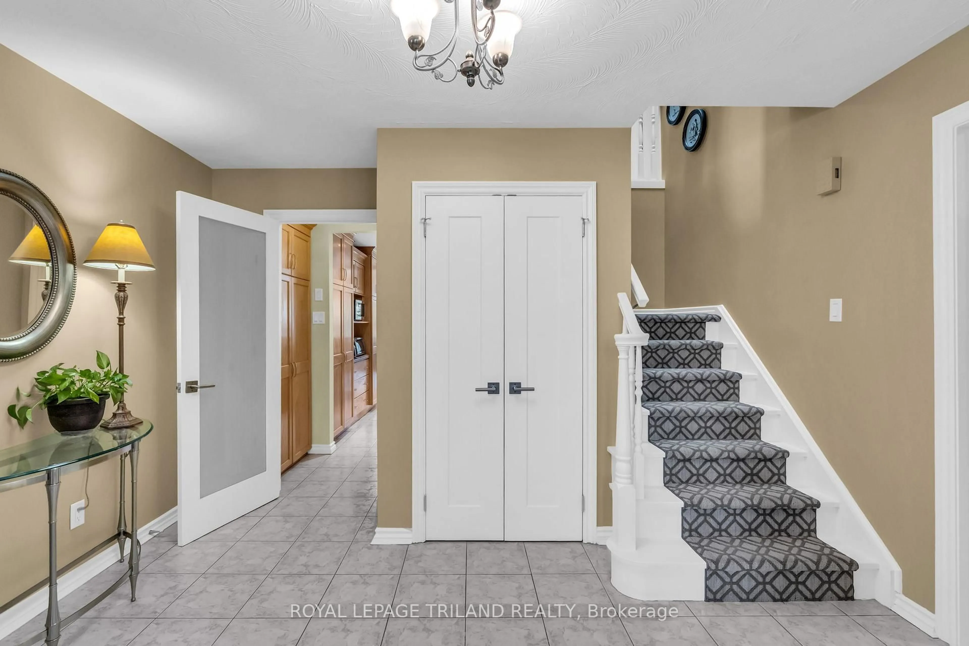 Indoor entryway for 26 NORTHCREST Dr, London North Ontario N5X 3V8