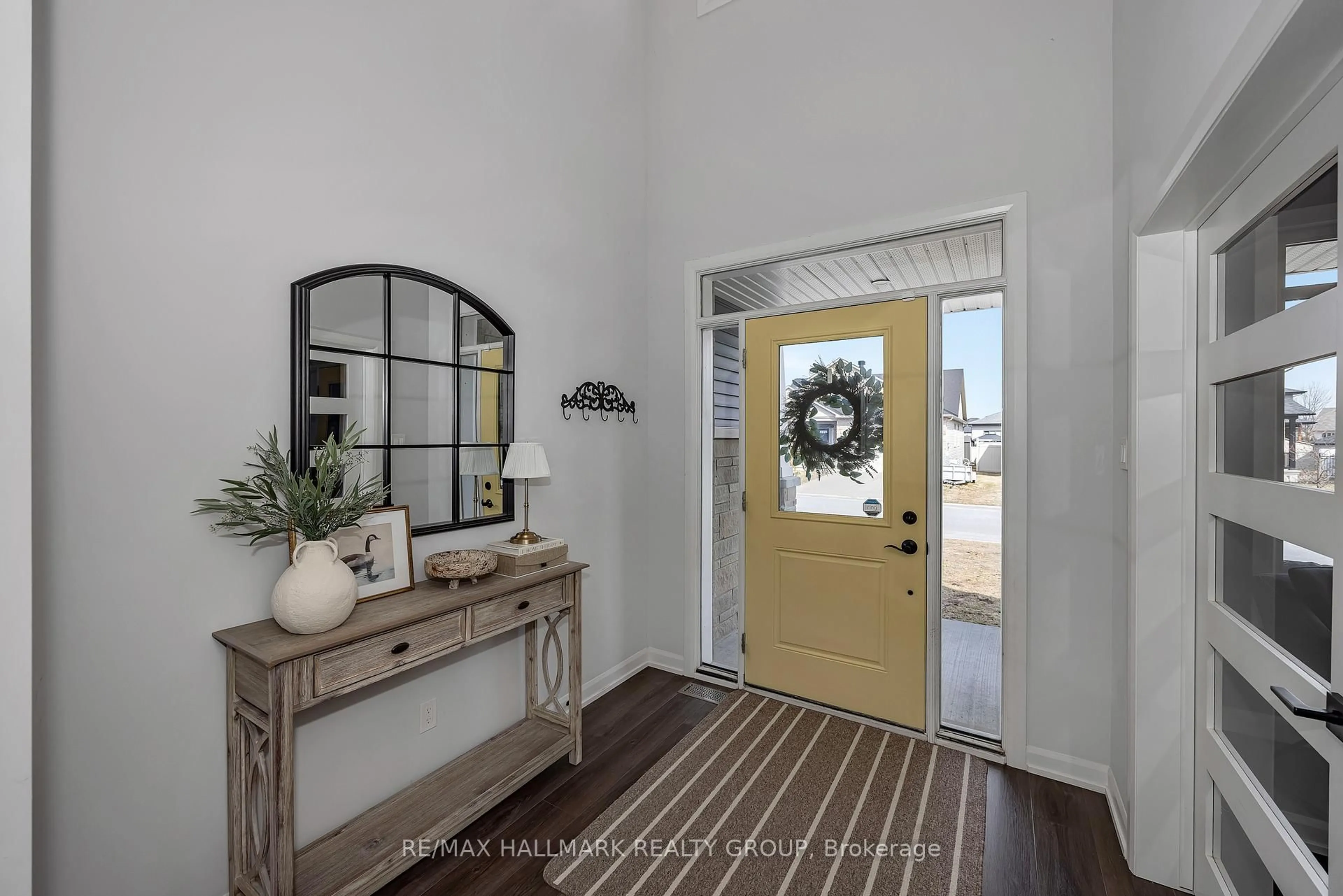 Indoor entryway for 1025 Diamond St, Clarence-Rockland Ontario K4K 1P6