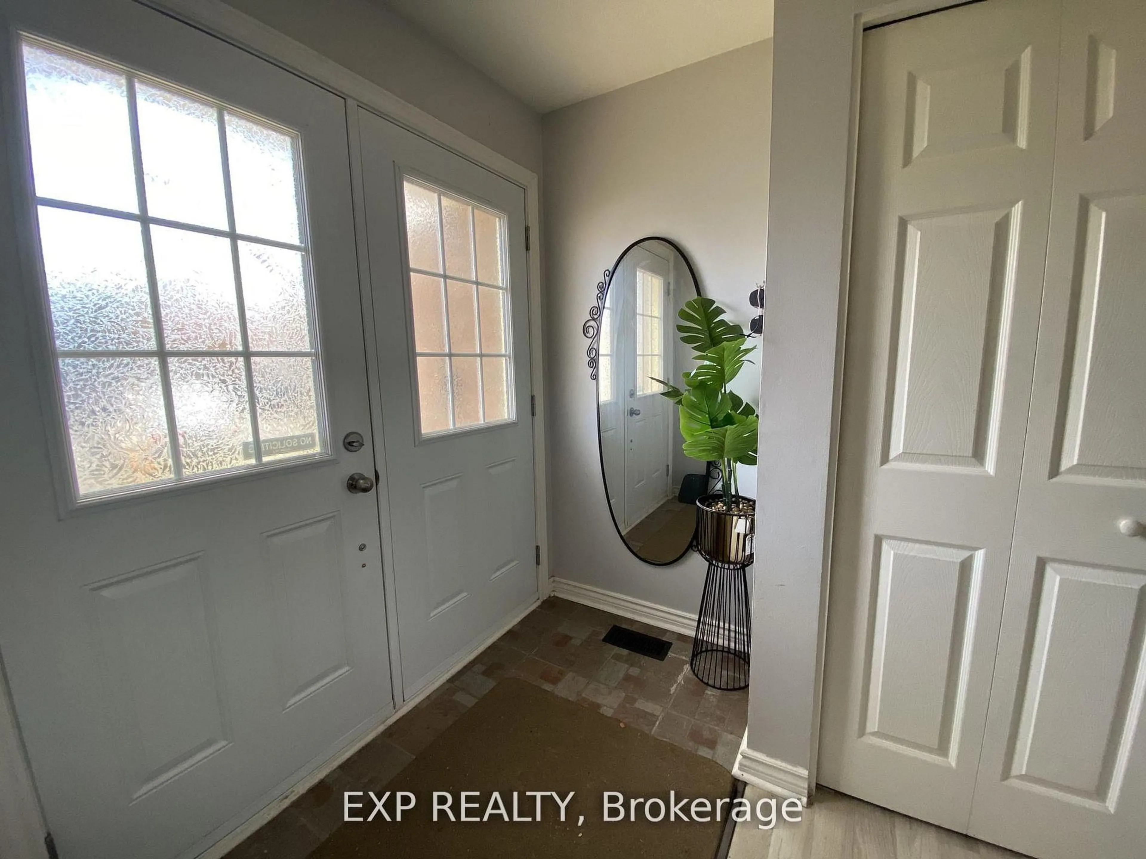 Indoor entryway for 415 Kintyre Private #29, Ottawa Ontario K2C 3M9