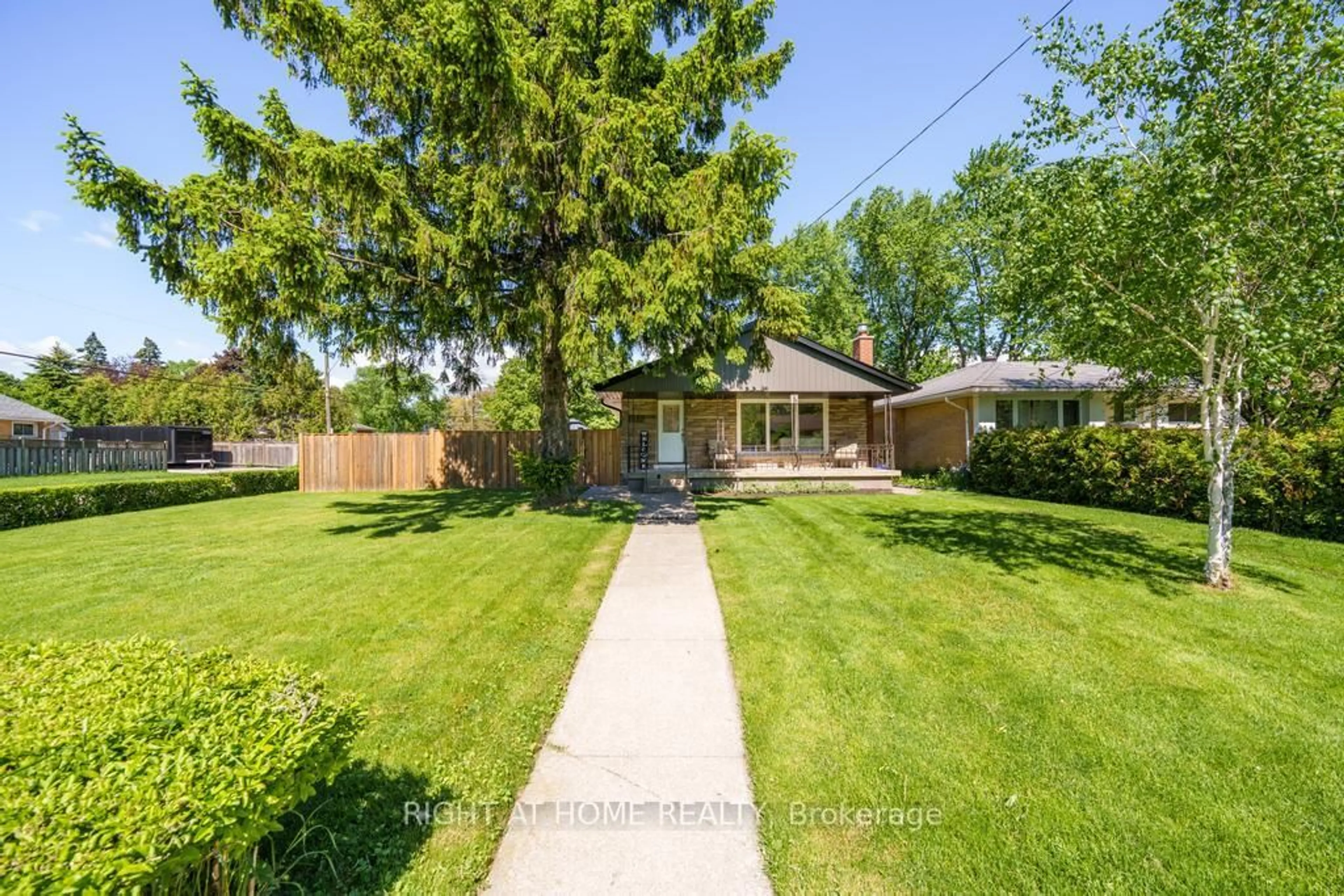 A pic from outside/outdoor area/front of a property/back of a property/a pic from drone, street for 118 West 33rd St, Hamilton Ontario L9C 5J1