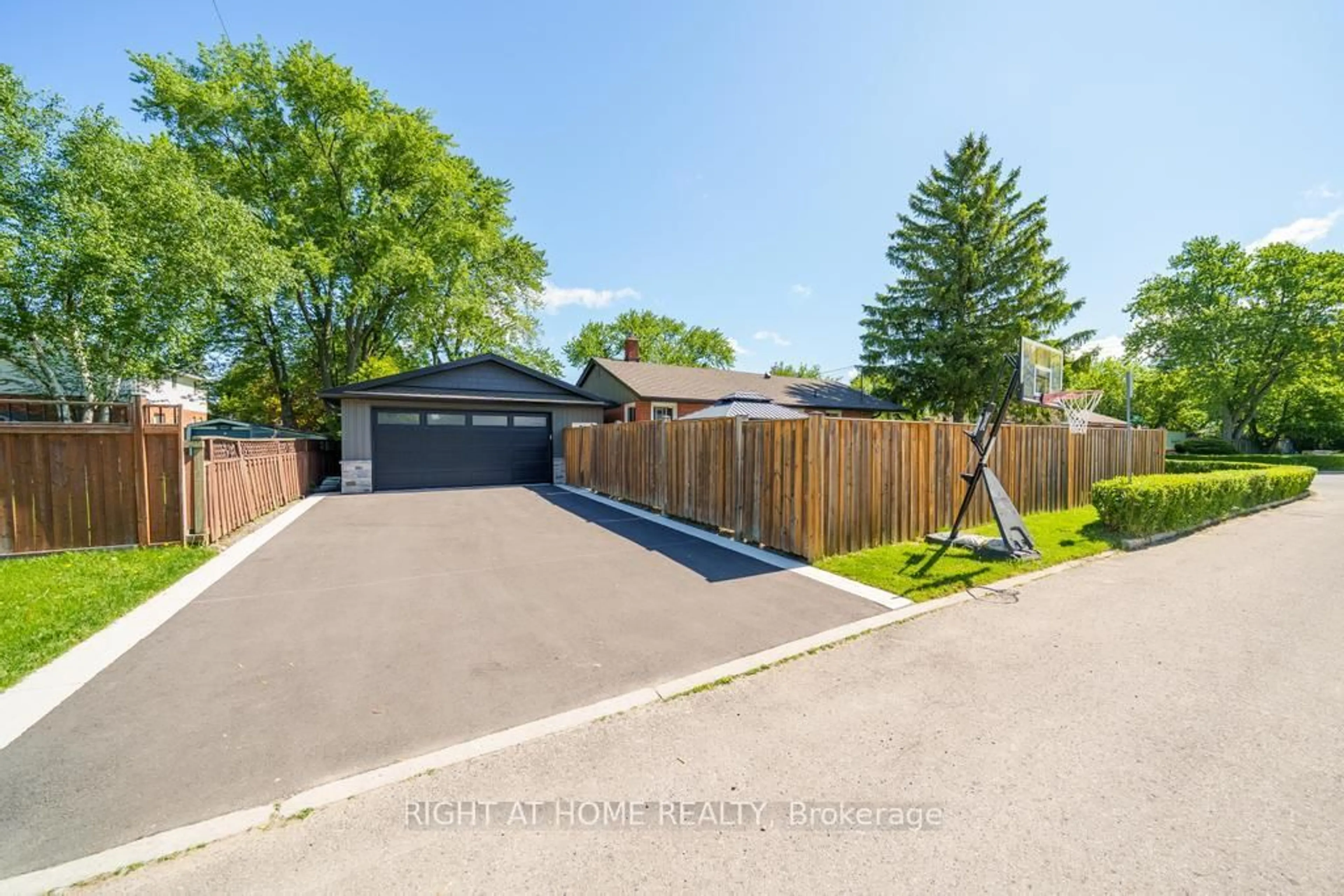 A pic from outside/outdoor area/front of a property/back of a property/a pic from drone, street for 118 West 33rd St, Hamilton Ontario L9C 5J1