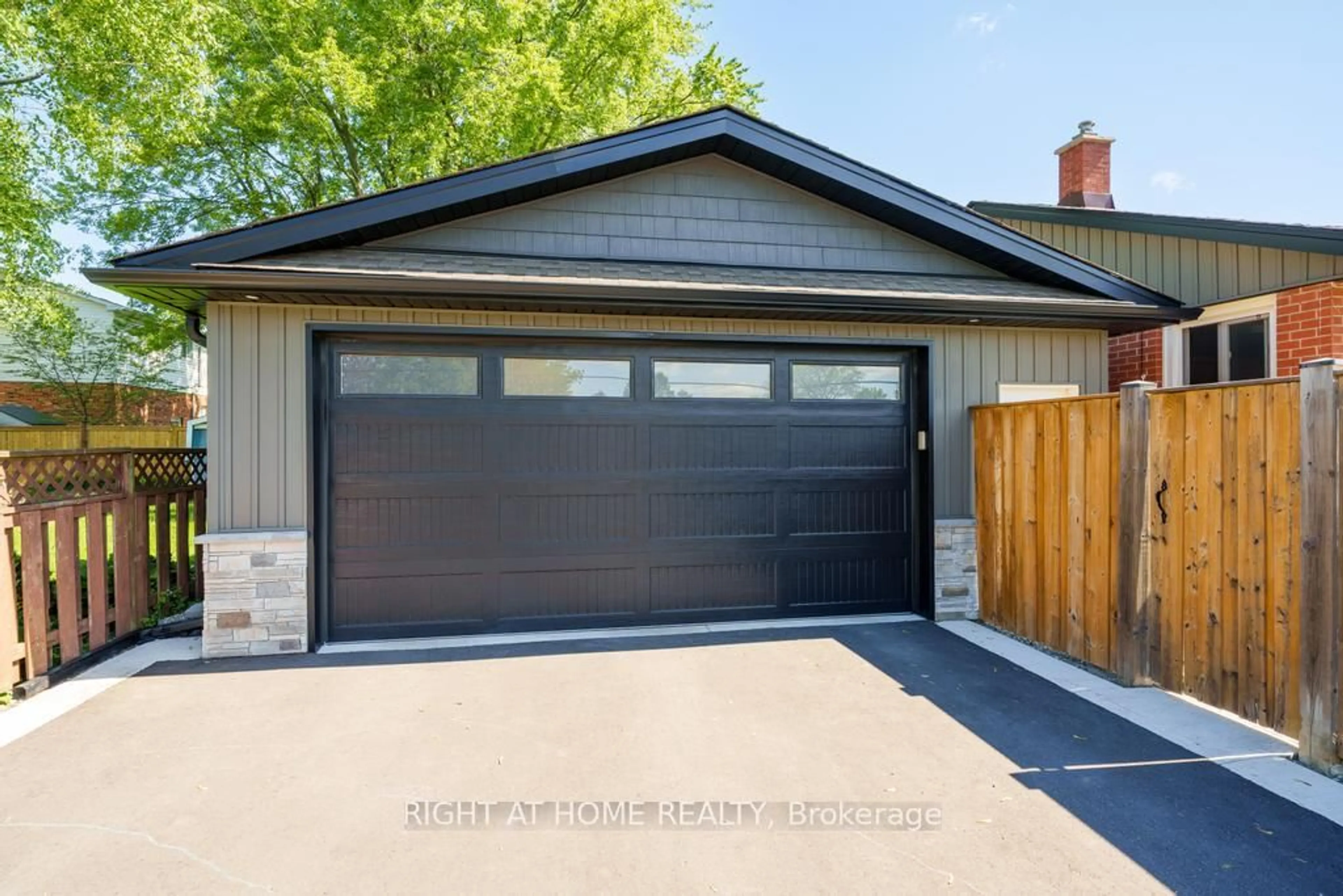 Indoor garage for 118 West 33rd St, Hamilton Ontario L9C 5J1