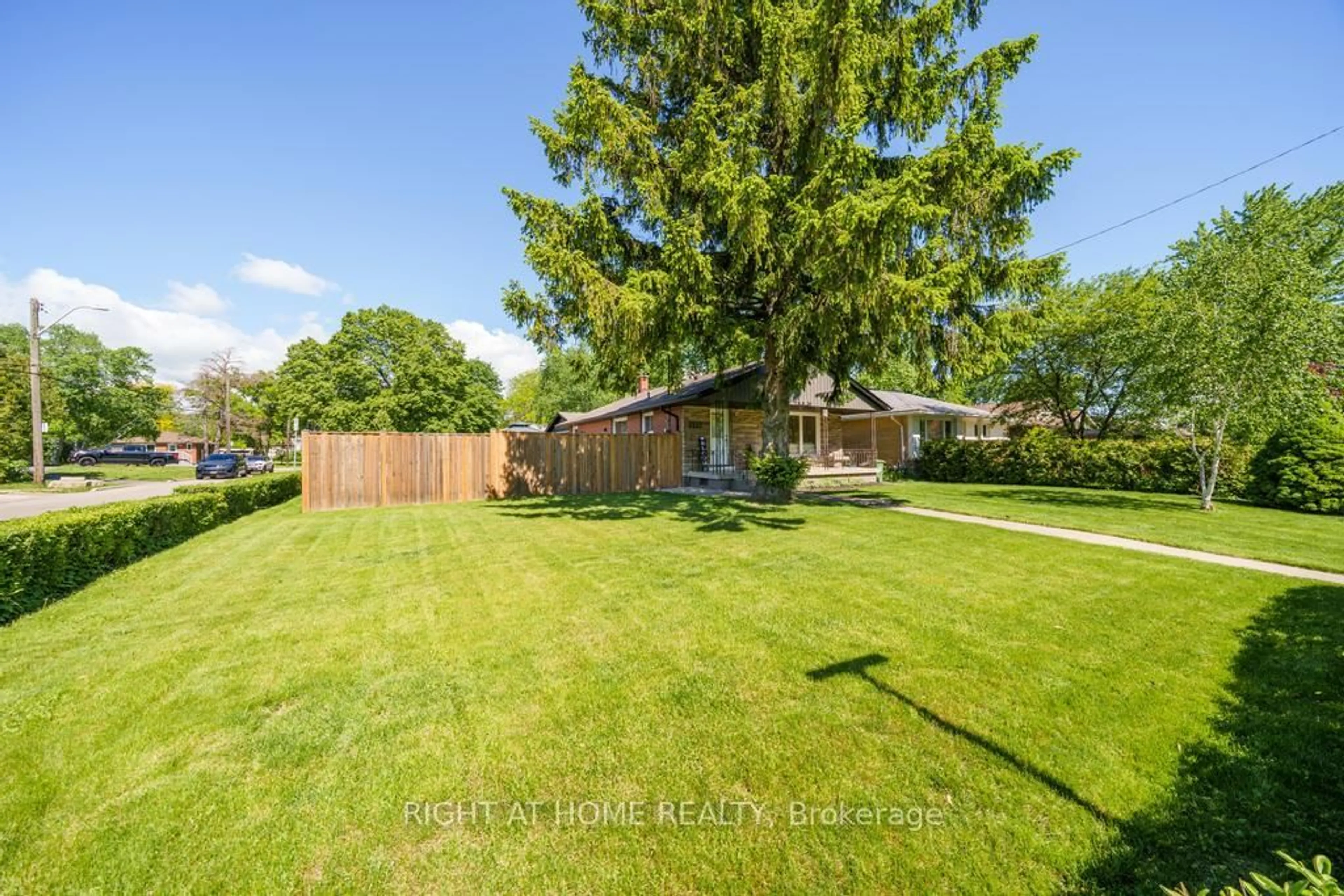 A pic from outside/outdoor area/front of a property/back of a property/a pic from drone, street for 118 West 33rd St, Hamilton Ontario L9C 5J1