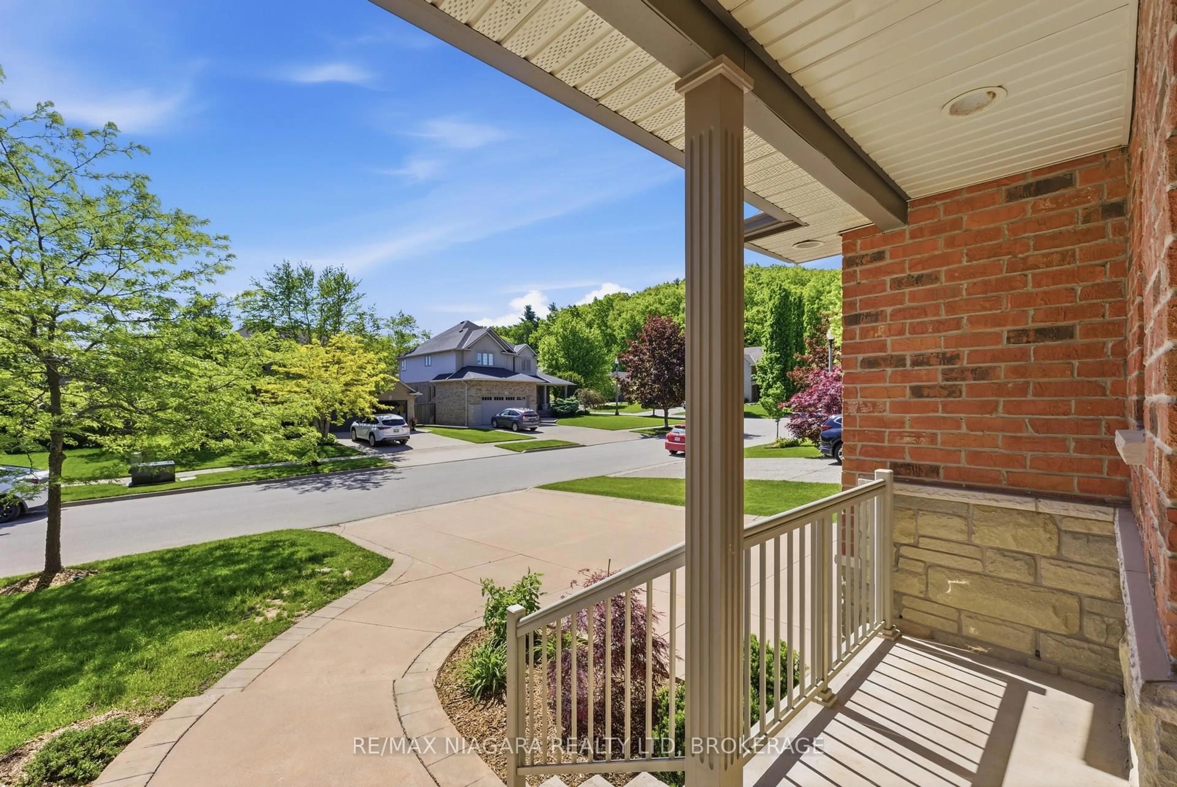 A pic from outside/outdoor area/front of a property/back of a property/a pic from drone, street for 70 Terrace Dr, Grimsby Ontario L3M 1B5