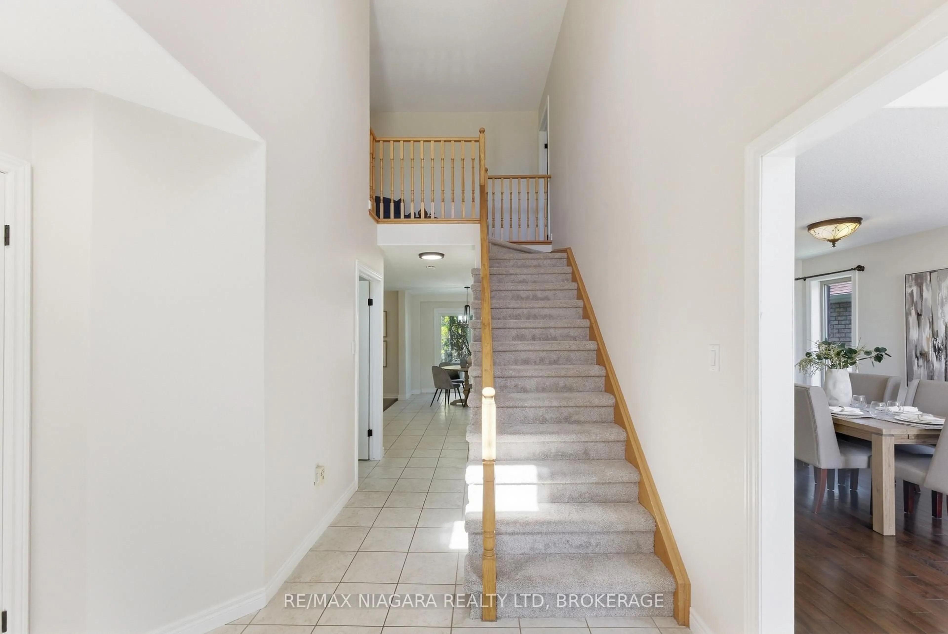 Indoor foyer for 70 Terrace Dr, Grimsby Ontario L3M 1B5