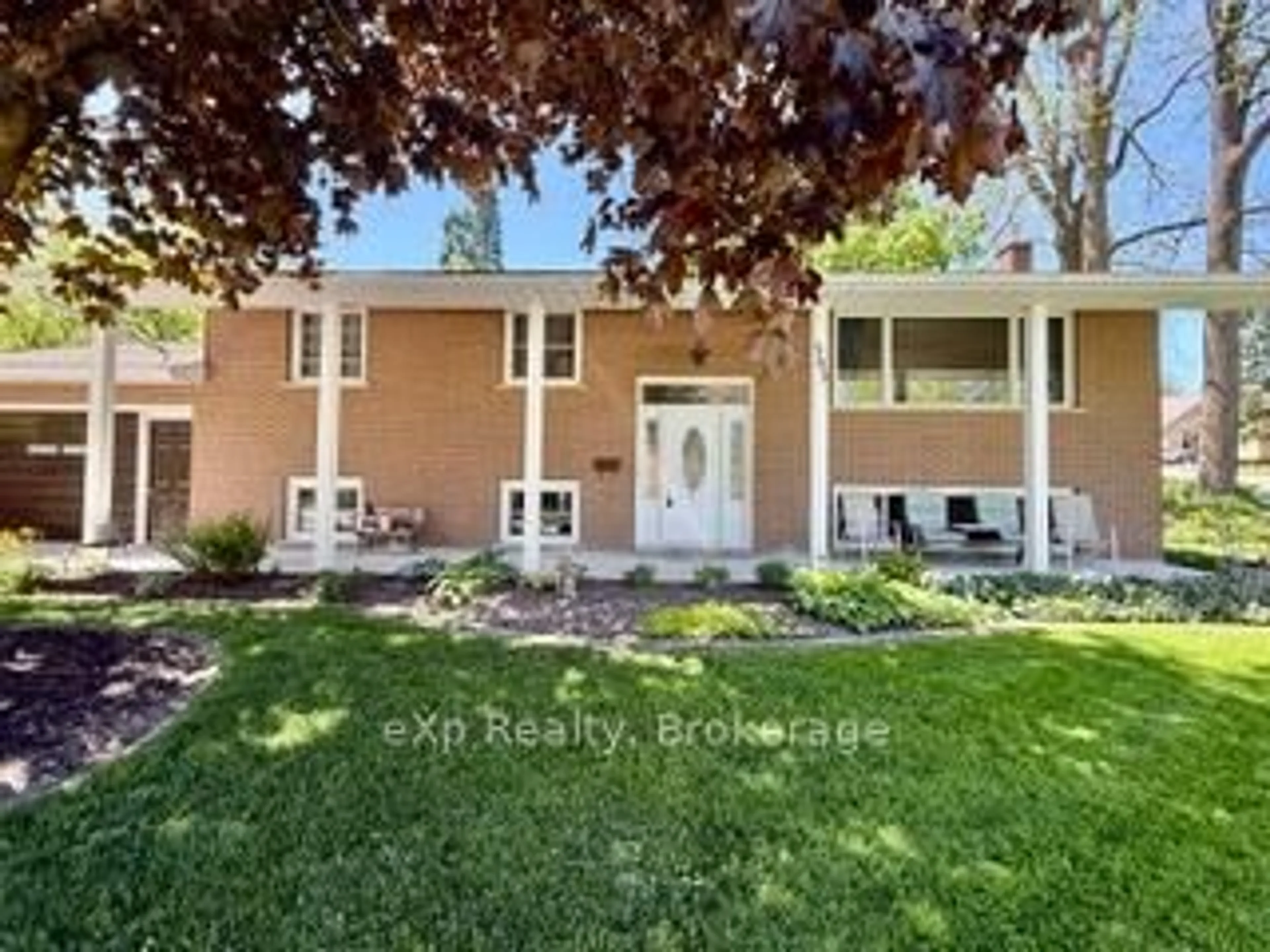 A pic from outside/outdoor area/front of a property/back of a property/a pic from drone, unknown for 303 Mary St, Brockton Ontario N0G 2V0