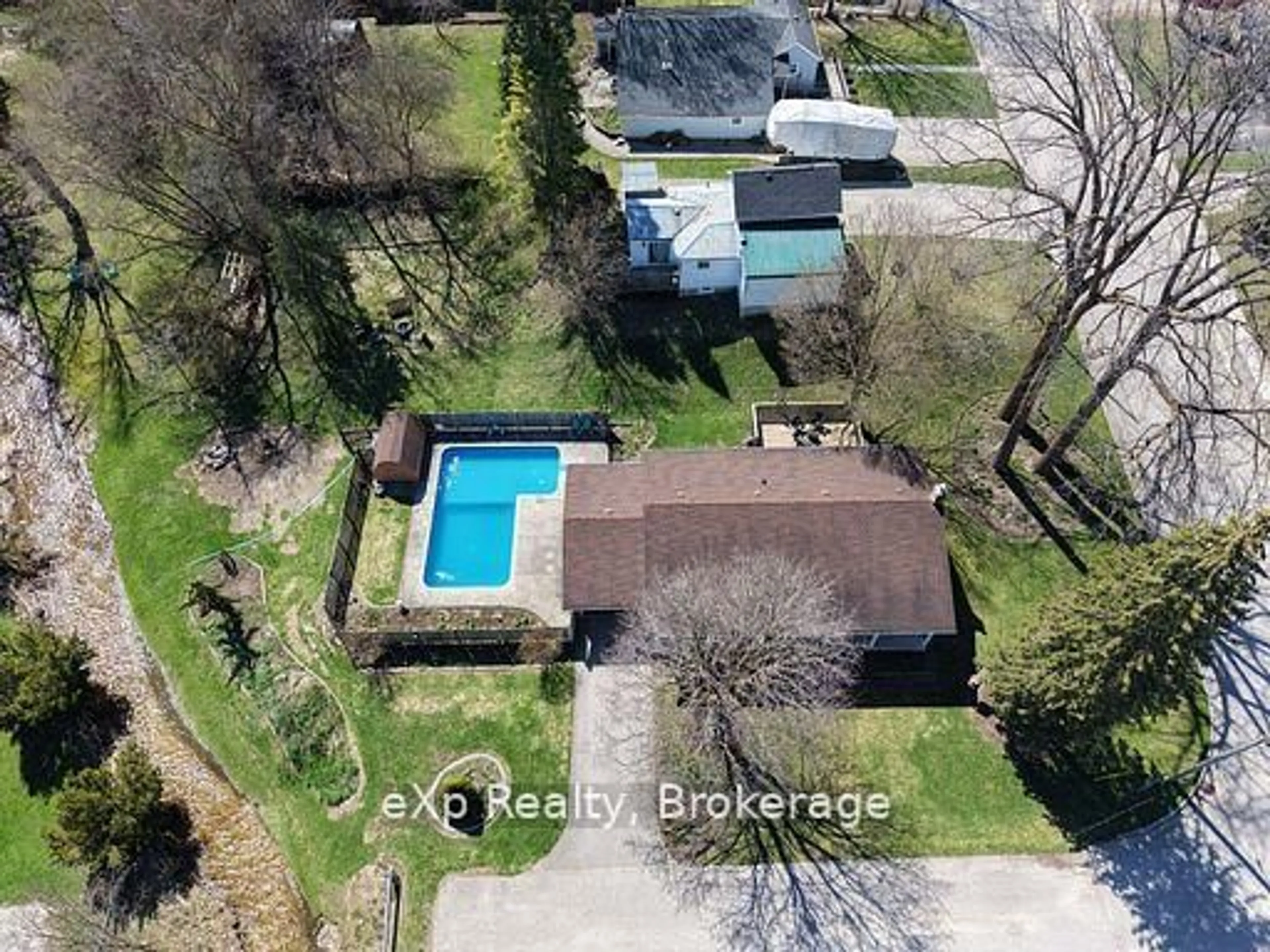A pic from outside/outdoor area/front of a property/back of a property/a pic from drone, unknown for 303 Mary St, Brockton Ontario N0G 2V0