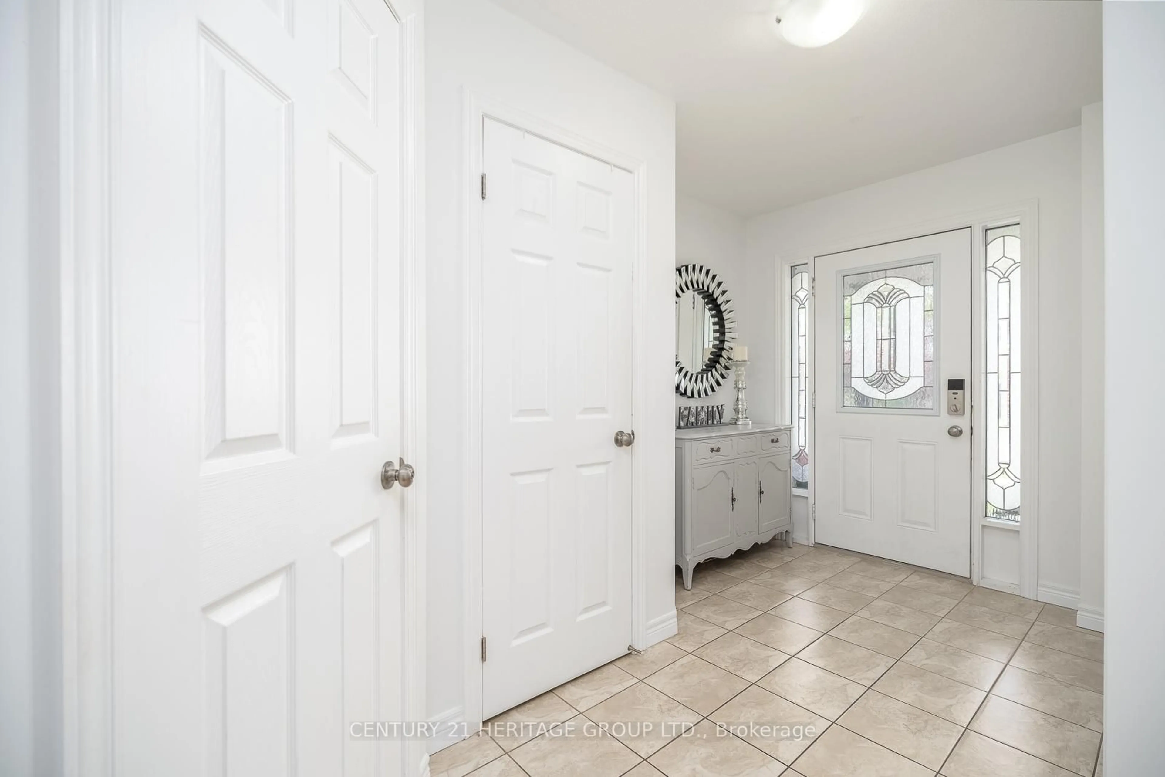 Indoor entryway for 32 Hyslop Ave, Hamilton Ontario L0R 1P0