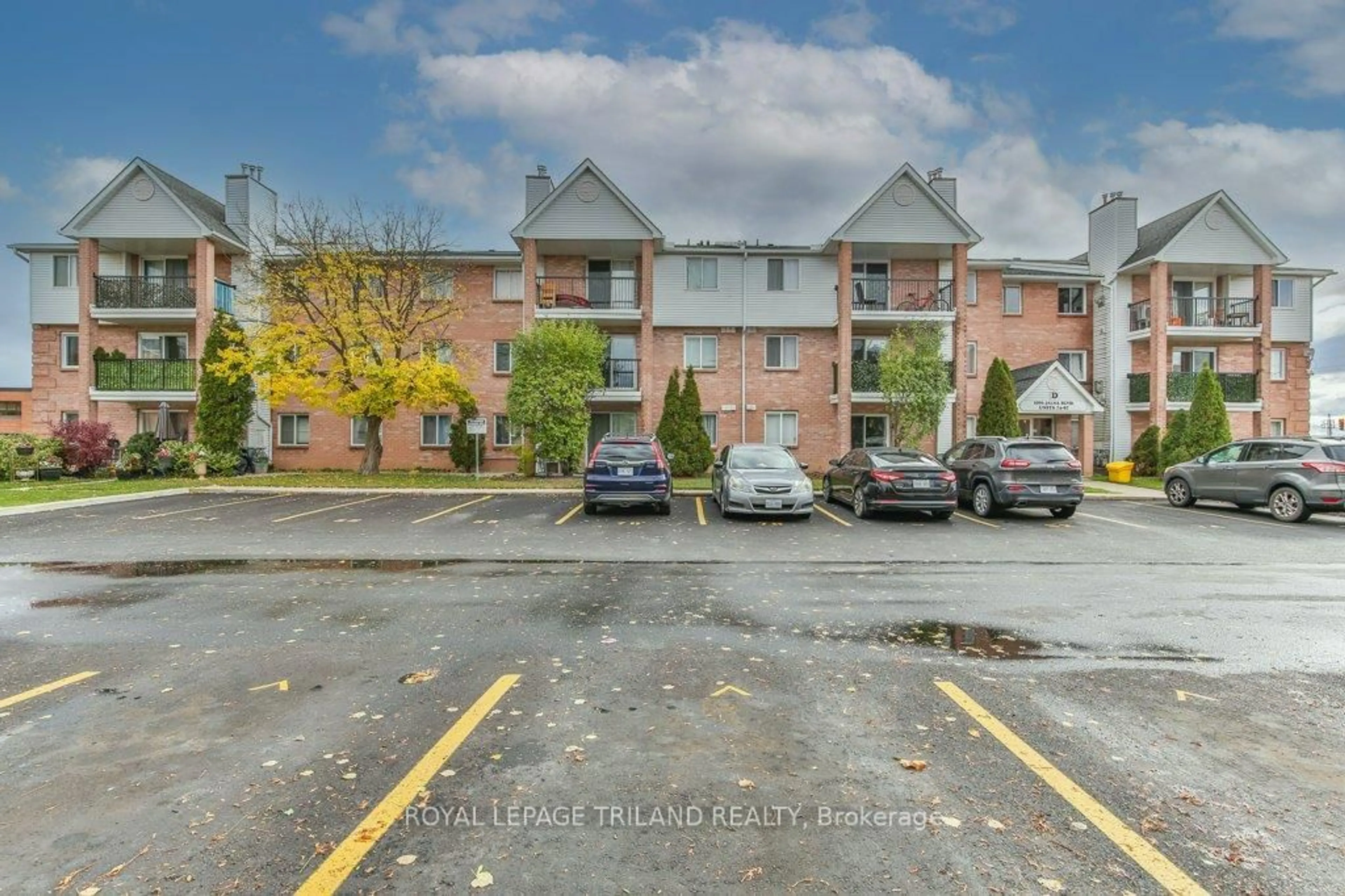 A pic from outside/outdoor area/front of a property/back of a property/a pic from drone, street for 1096 JALNA Blvd #90, London South Ontario N6E 3B8