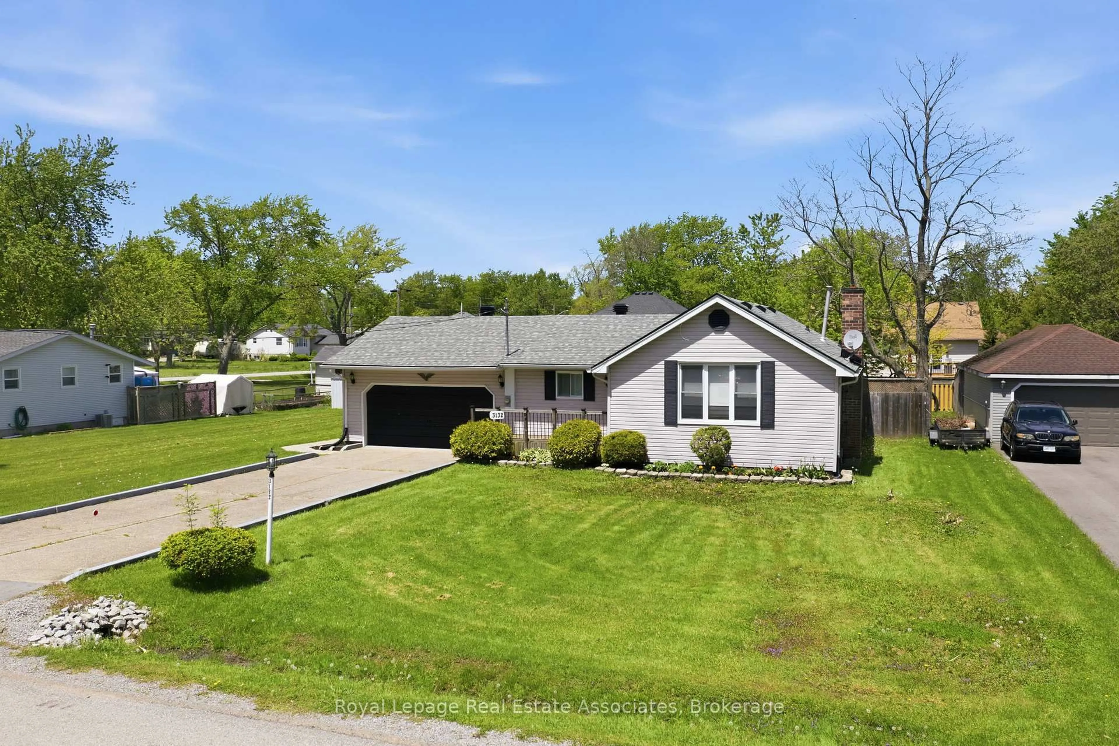 A pic from outside/outdoor area/front of a property/back of a property/a pic from drone, street for 3132 Evadere Ave, Fort Erie Ontario L0S 1N0