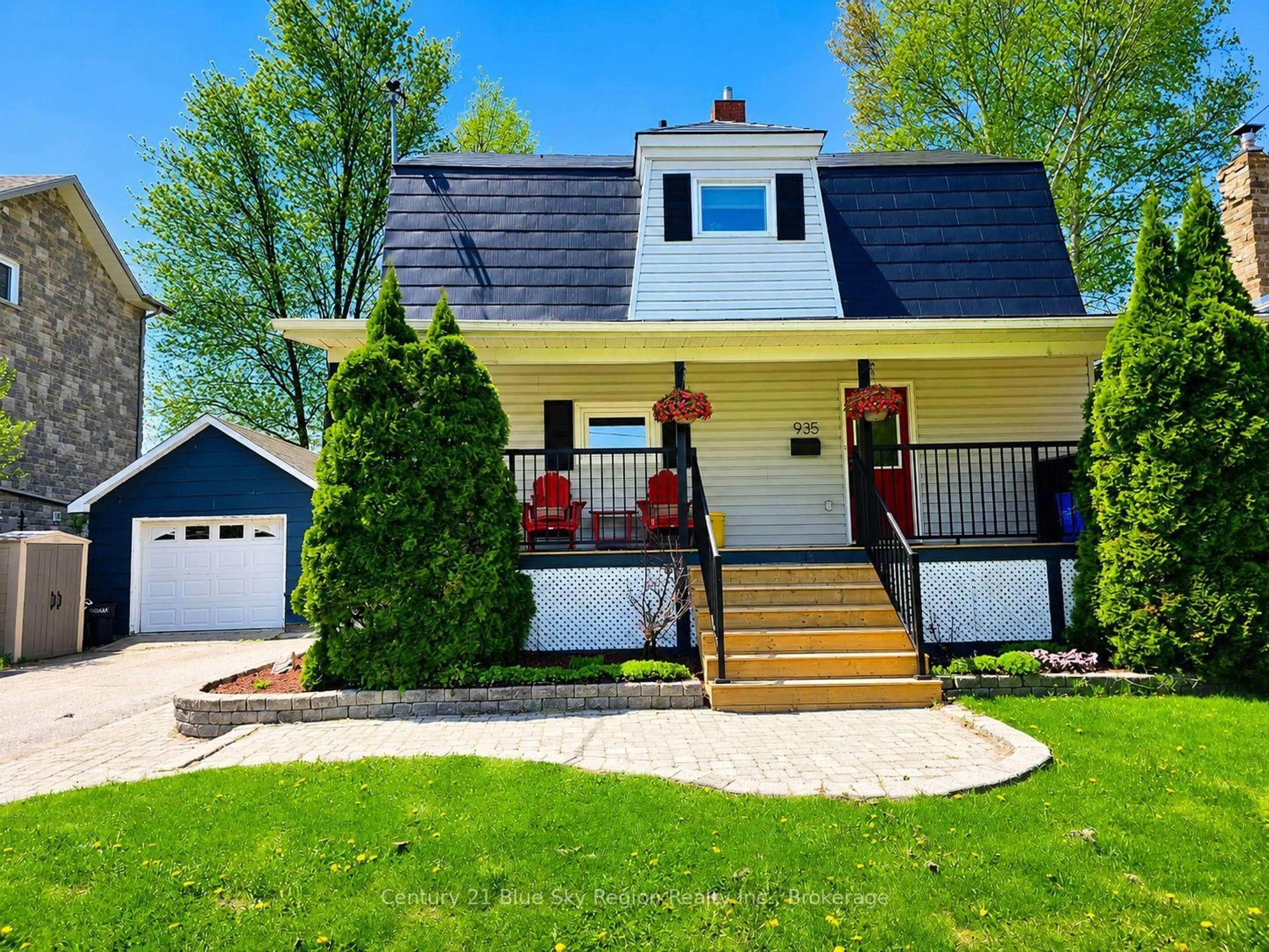 Home with vinyl exterior material, street for 935 Leask Ave, North Bay Ontario P1A 1V3