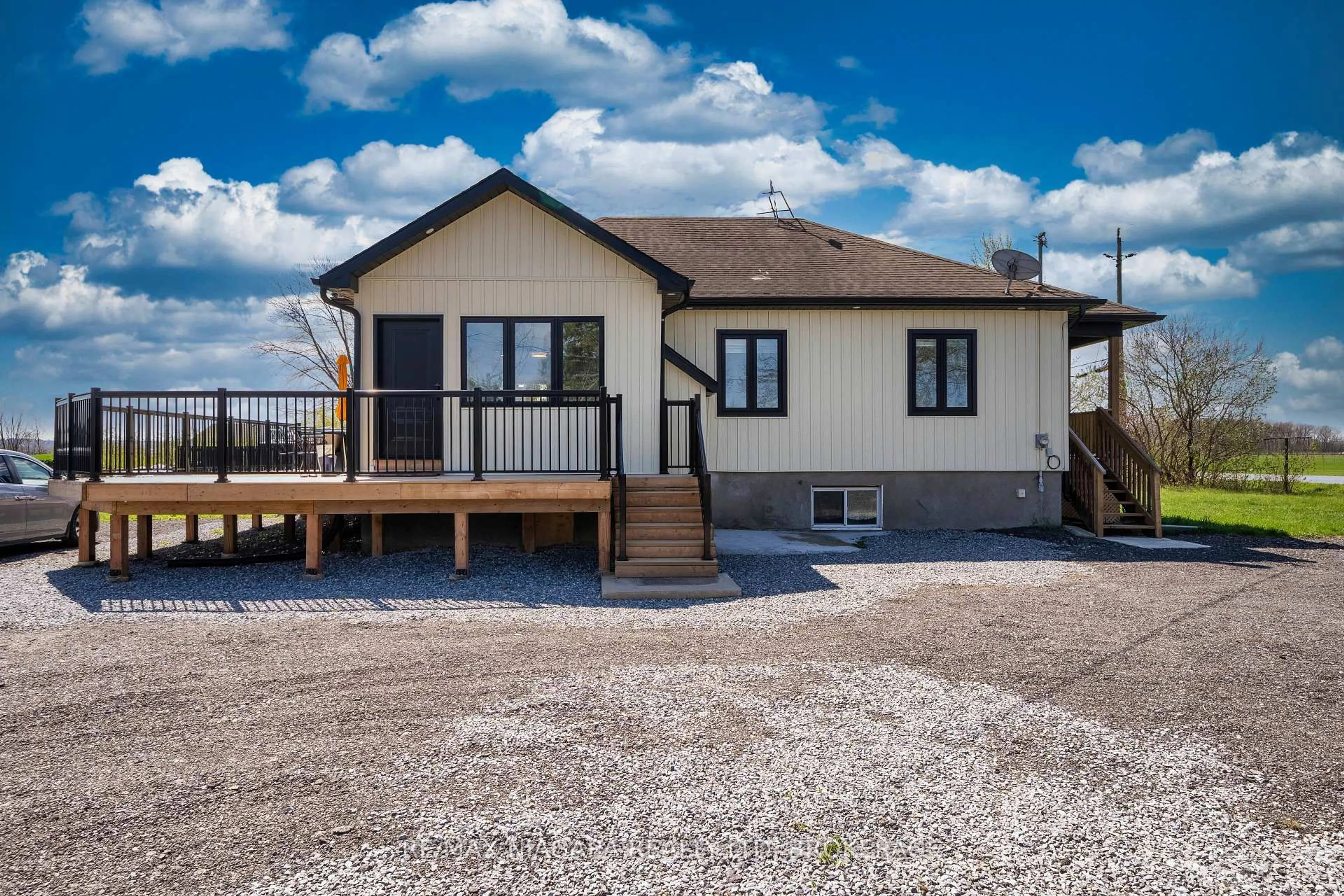 Home with vinyl exterior material, unknown for 1209 Line 3 Rd, Niagara-on-the-Lake Ontario L0S 1J0