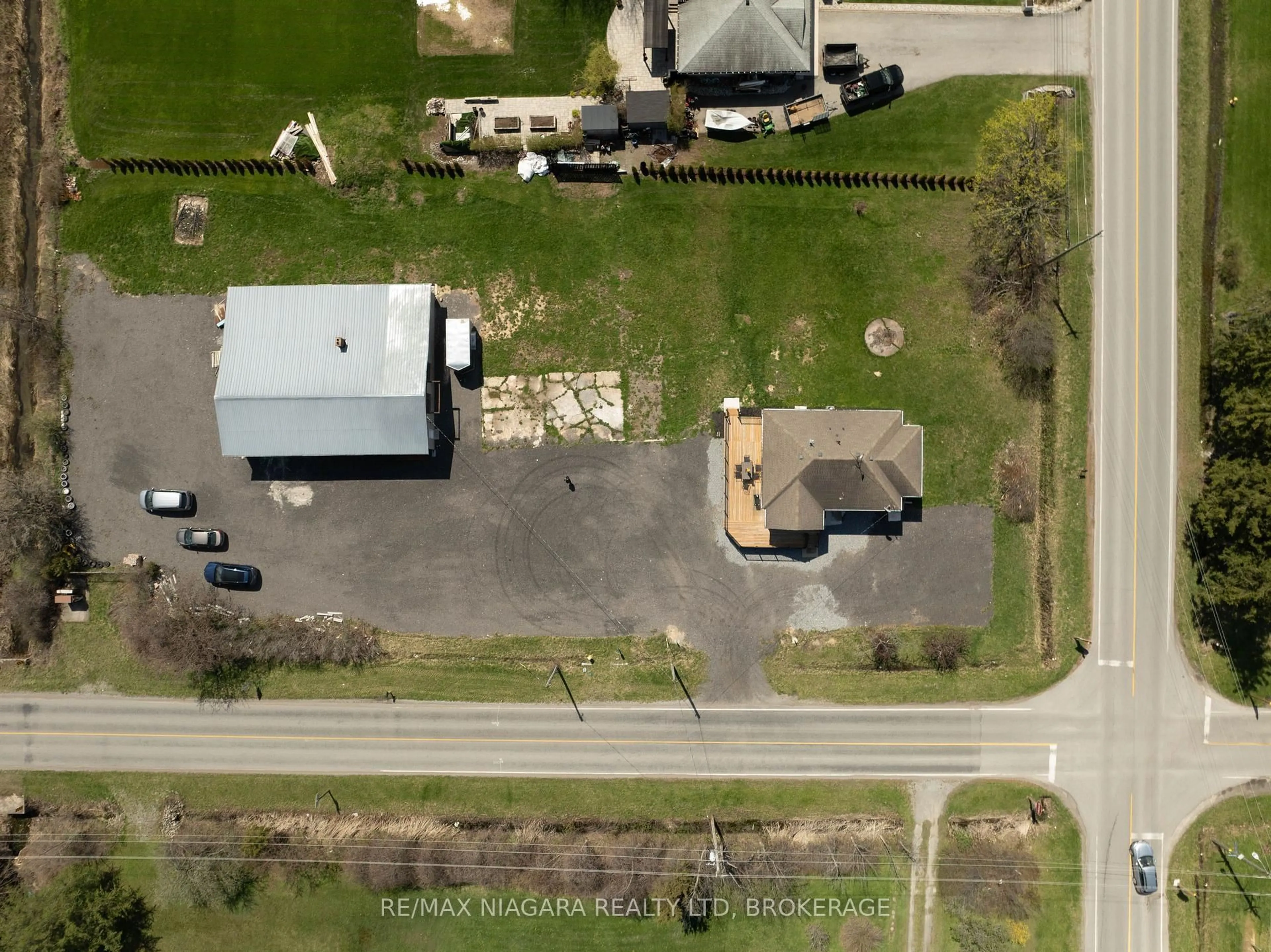 A pic from outside/outdoor area/front of a property/back of a property/a pic from drone, street for 1209 Line 3 Rd, Niagara-on-the-Lake Ontario L0S 1J0