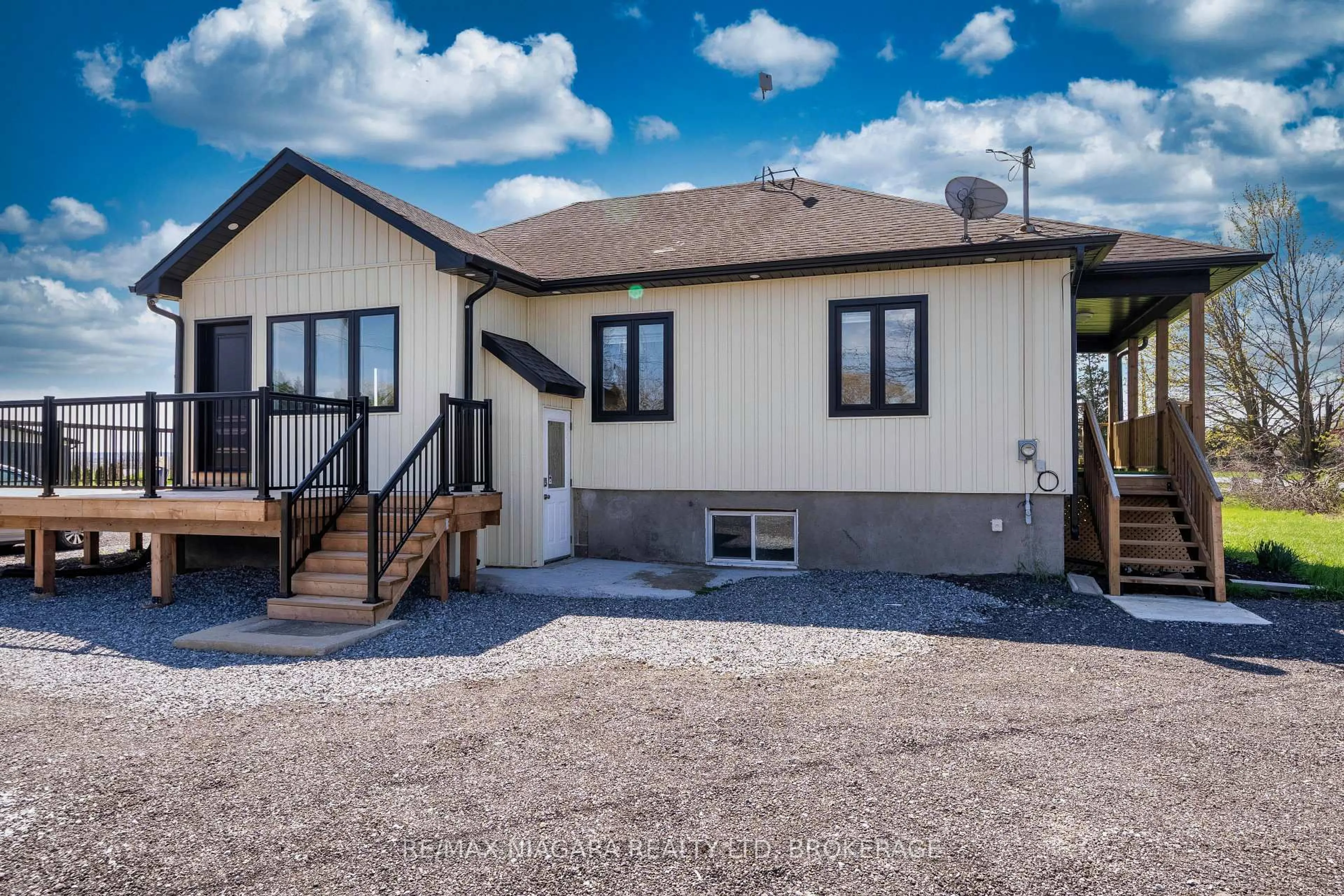 Home with vinyl exterior material, unknown for 1209 Line 3 Rd, Niagara-on-the-Lake Ontario L0S 1J0