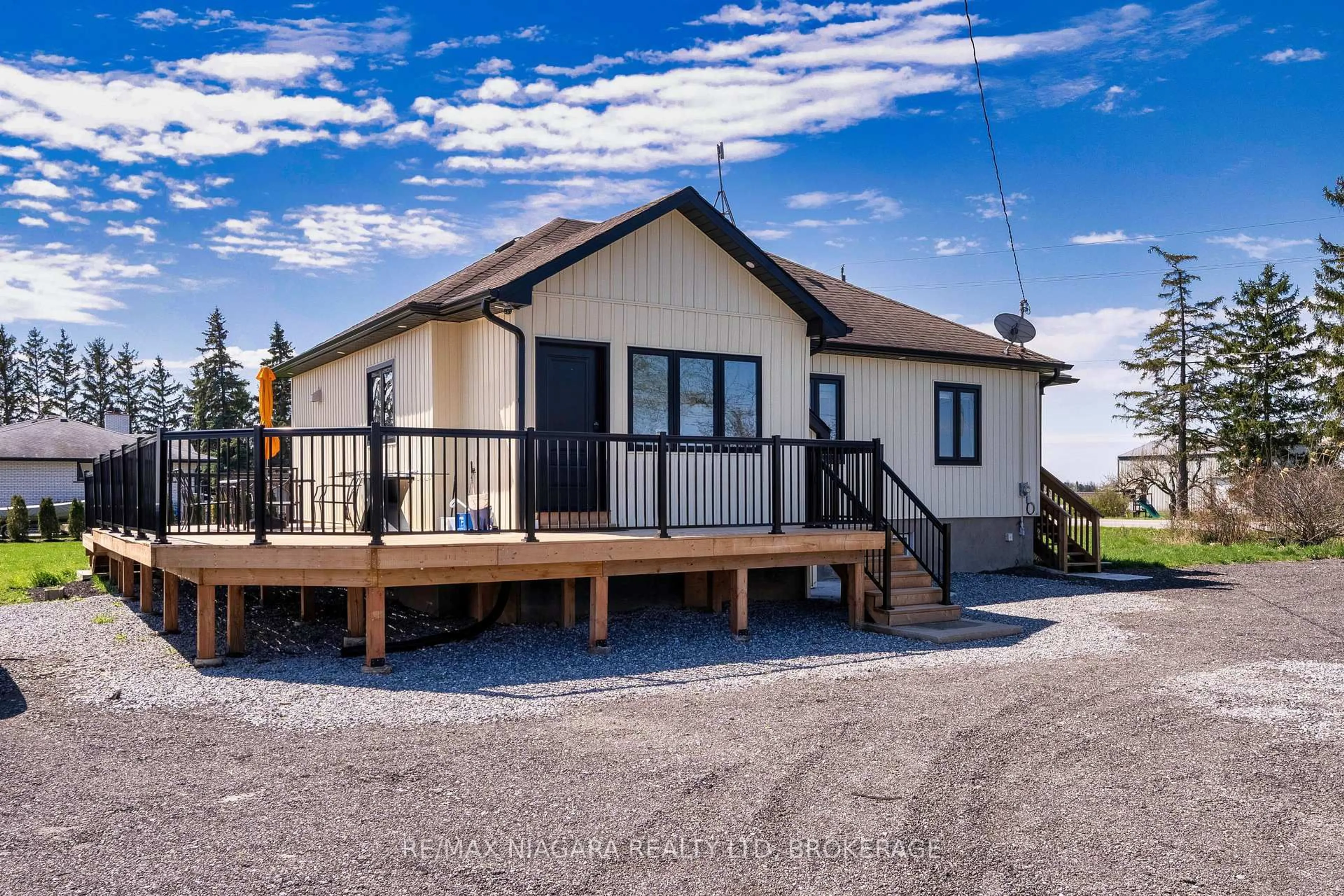 A pic from outside/outdoor area/front of a property/back of a property/a pic from drone, unknown for 1209 Line 3 Rd, Niagara-on-the-Lake Ontario L0S 1J0