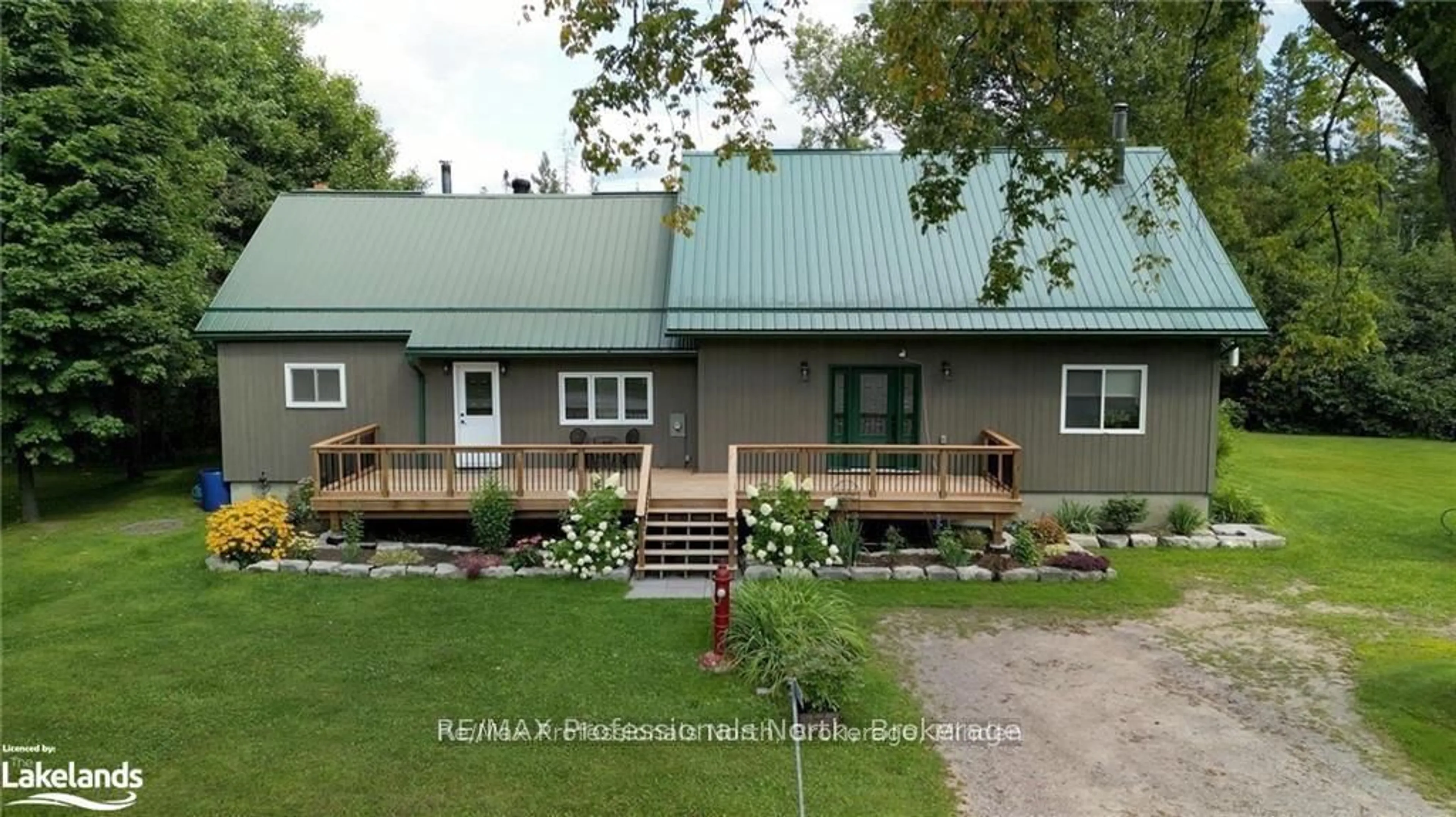 A pic from outside/outdoor area/front of a property/back of a property/a pic from drone, building for 1026 Dewey St, Highlands East Ontario K0M 2K0