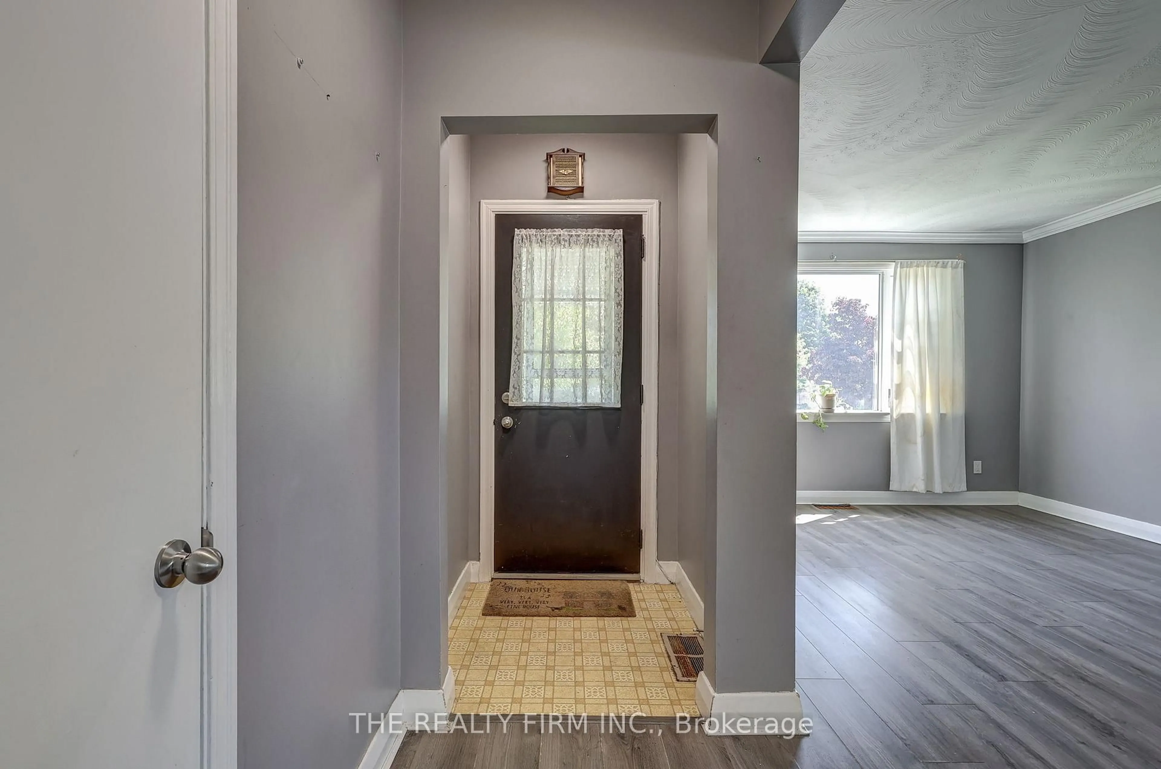 Indoor entryway for 361 Edgeworth Ave, London East Ontario N5W 5C3