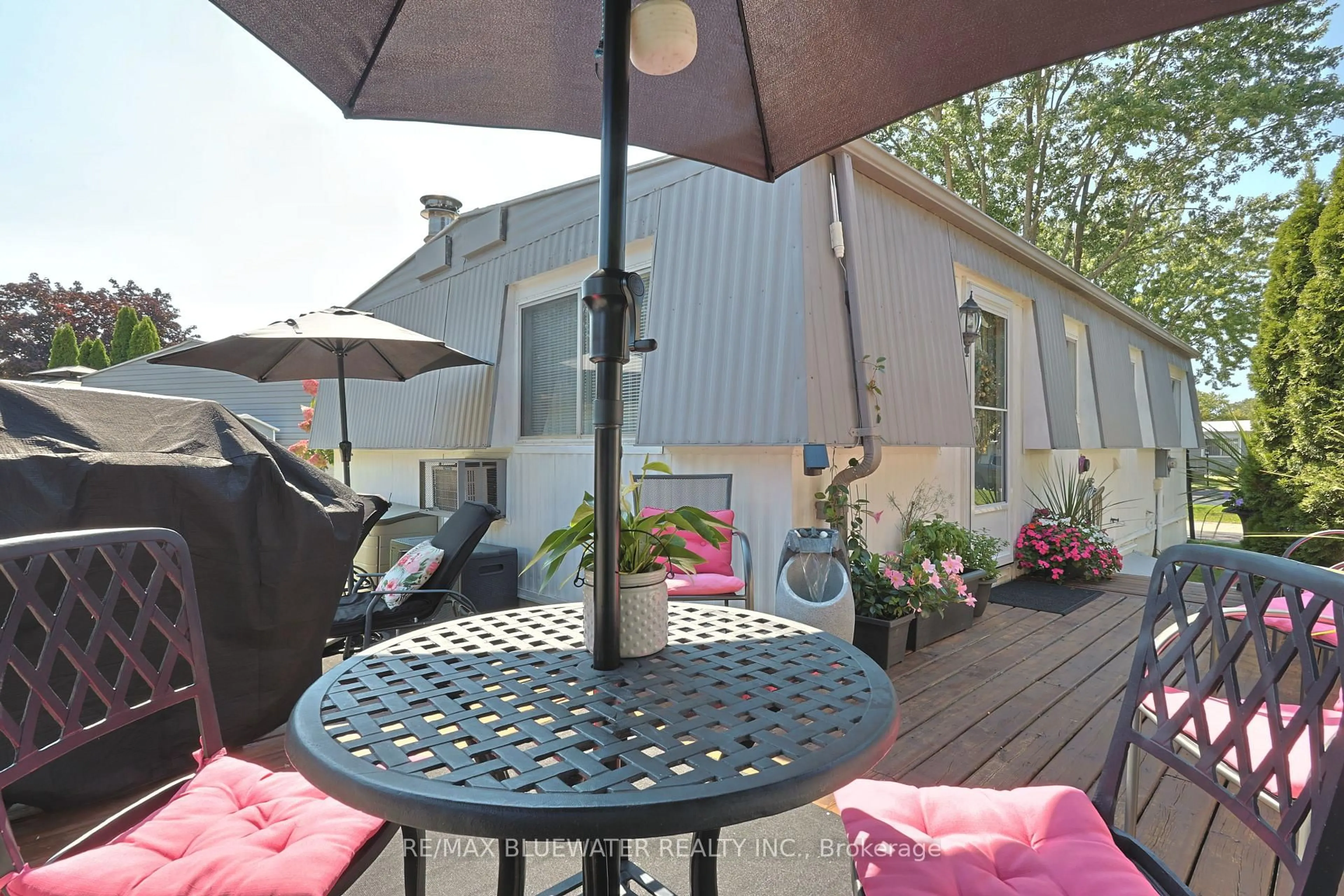 Patio, street for 208 Biltmore Dr, South Huron Ontario N0M 1T0