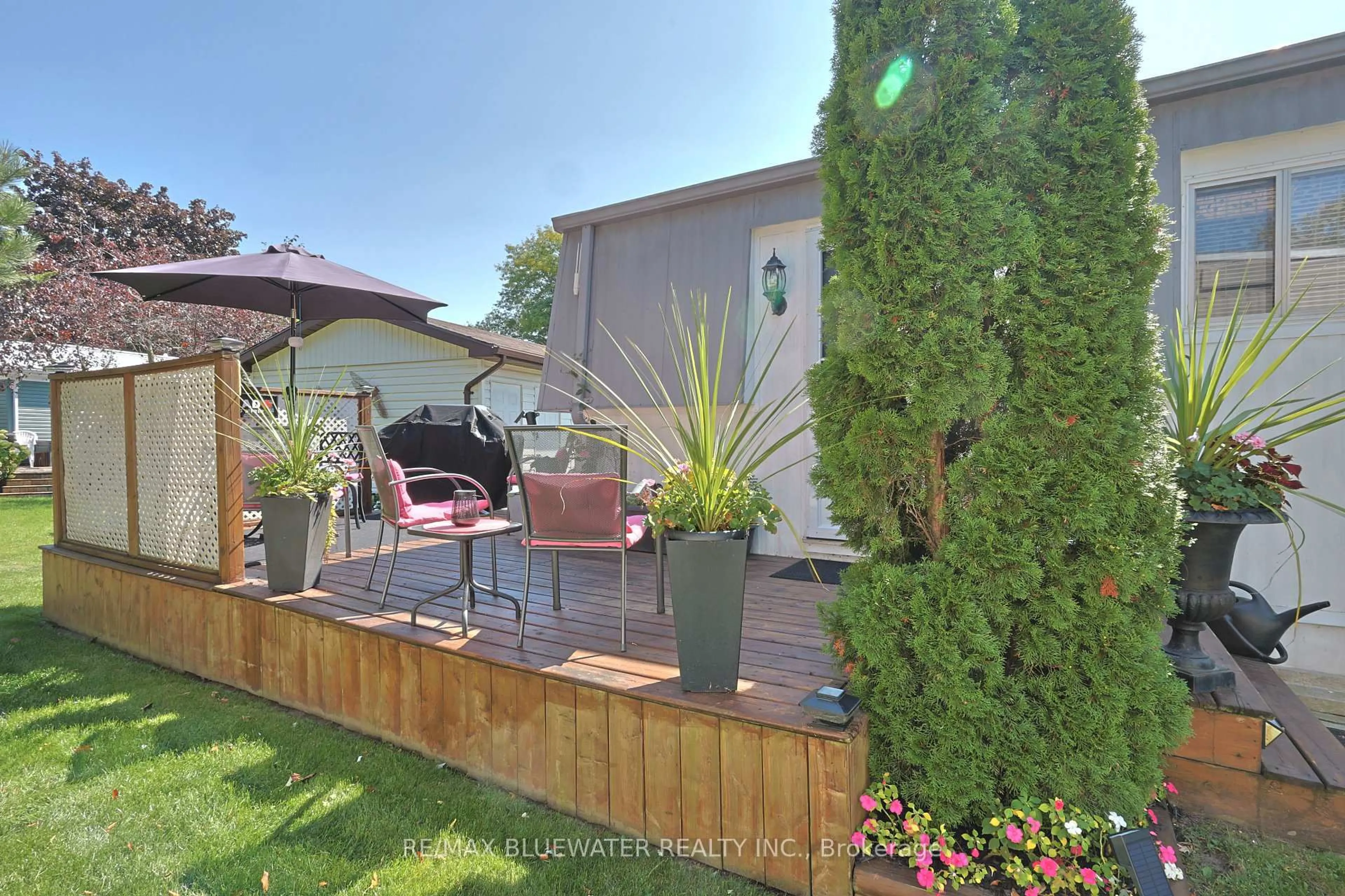 Patio, street for 208 Biltmore Dr, South Huron Ontario N0M 1T0