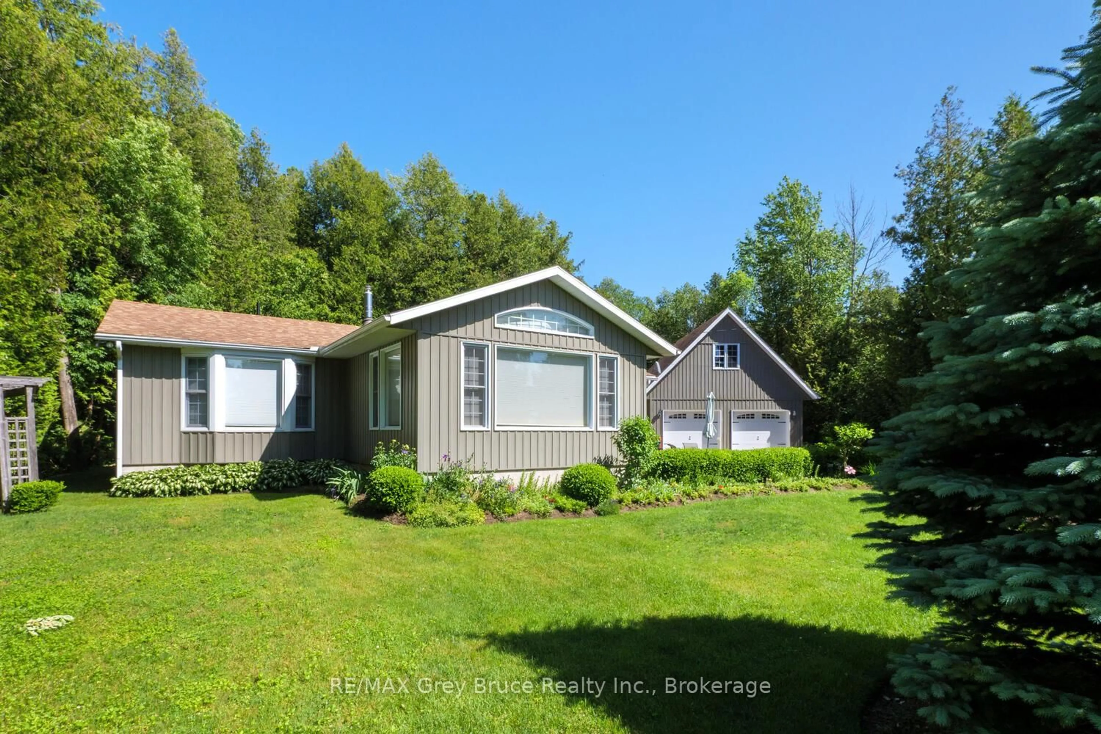 Home with vinyl exterior material, unknown for 186 Hope Bay Rd, South Bruce Peninsula Ontario N0H 2T0