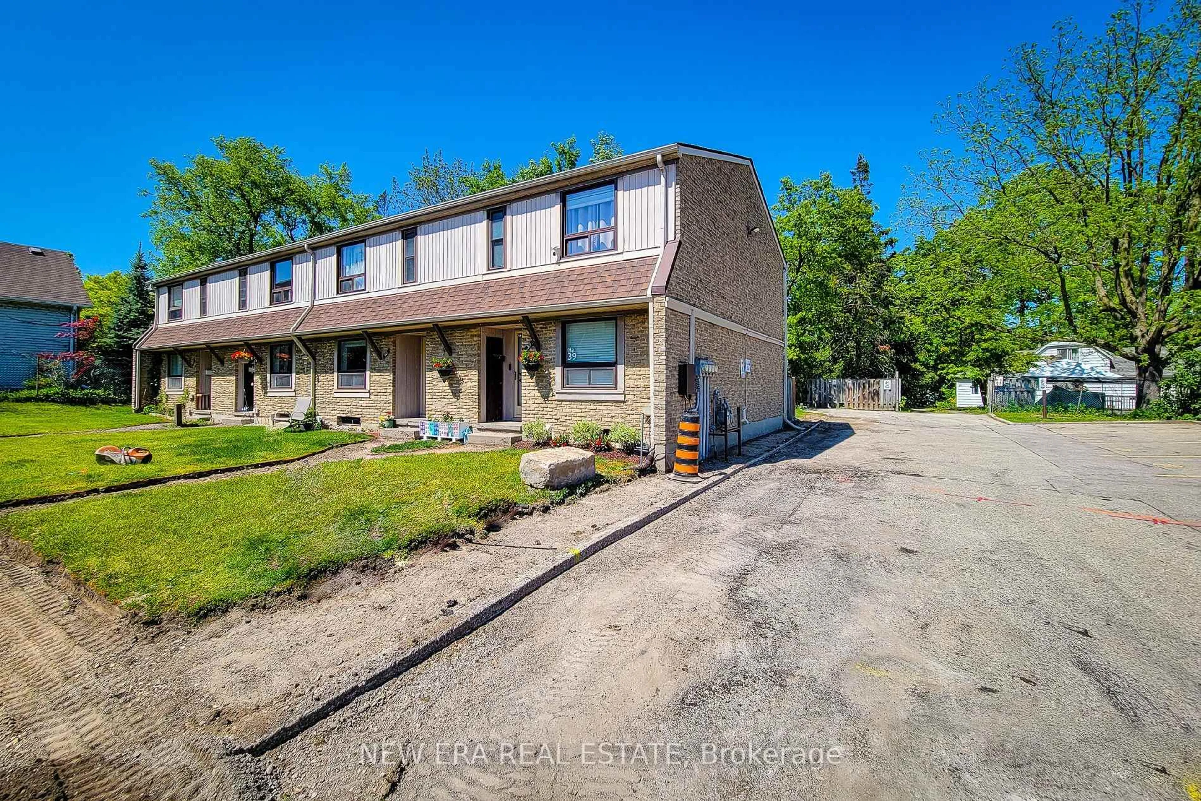A pic from outside/outdoor area/front of a property/back of a property/a pic from drone, street for 280 Thaler Ave #39, Kitchener Ontario N2A 1R6