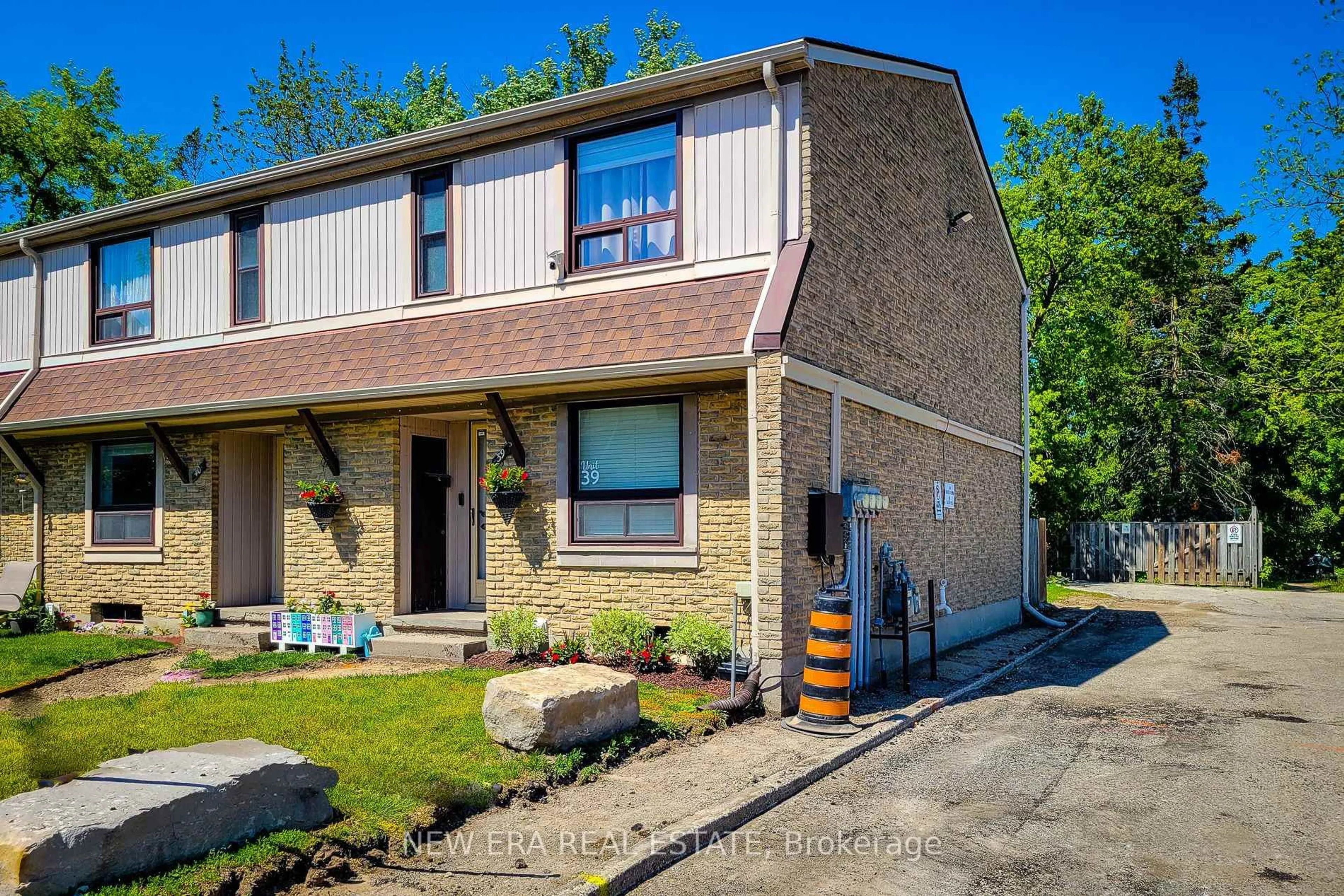 Home with brick exterior material, street for 280 Thaler Ave #39, Kitchener Ontario N2A 1R6