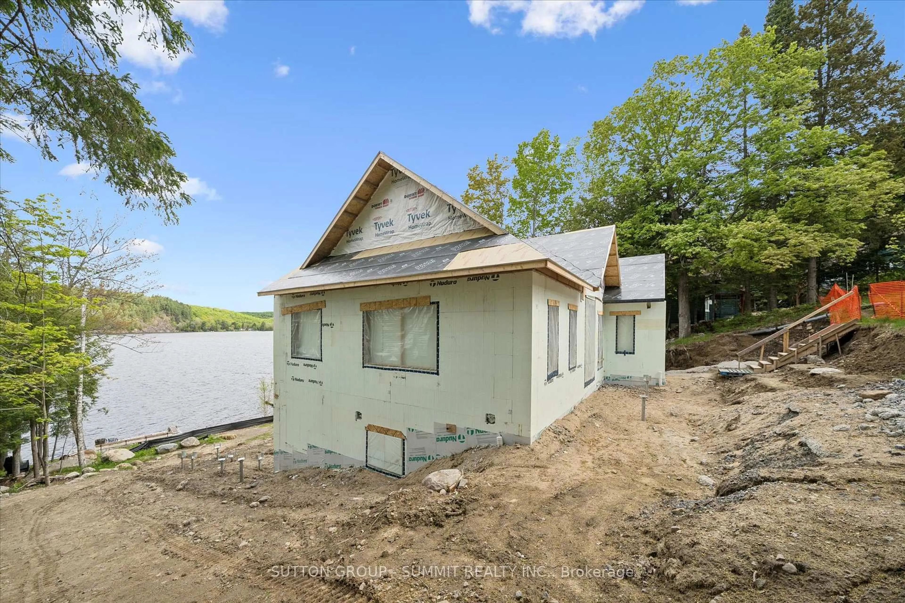 Home with vinyl exterior material, building for 227 HOOD Rd, Huntsville Ontario P1H 2J3