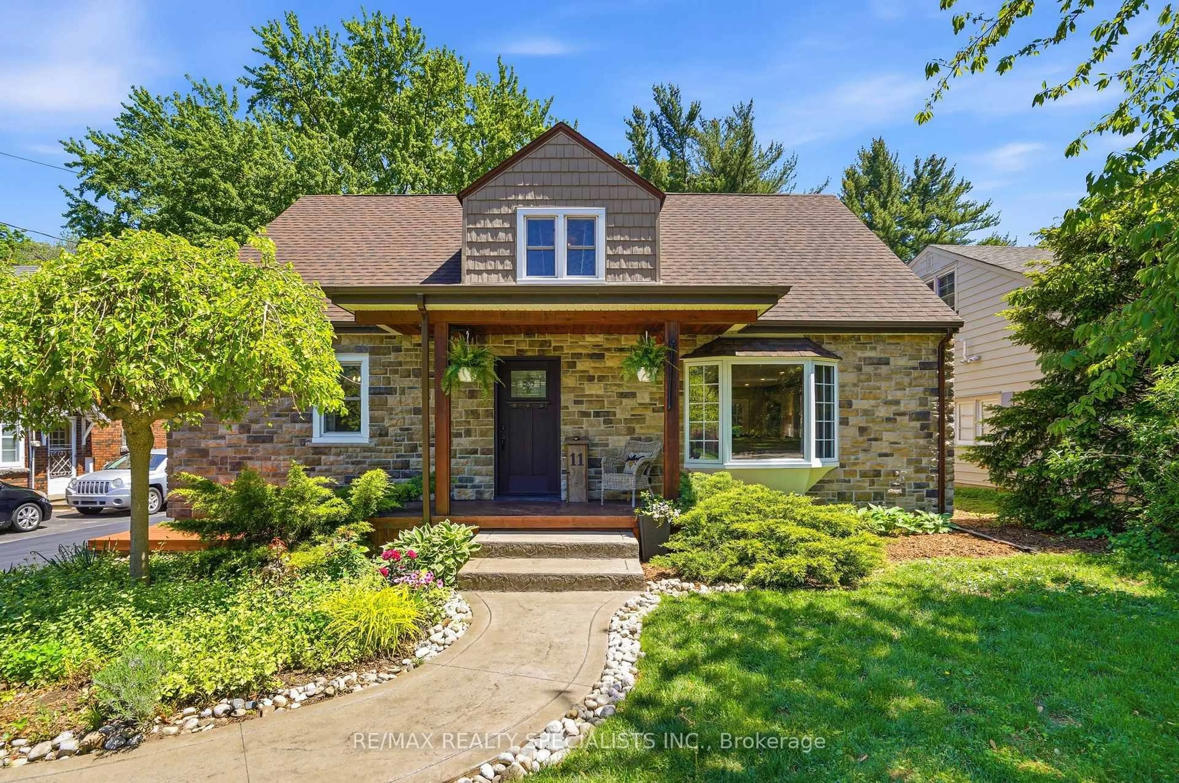 Home with brick exterior material, street for 11 Kingsway Blvd, Grimsby Ontario L3M 3E4