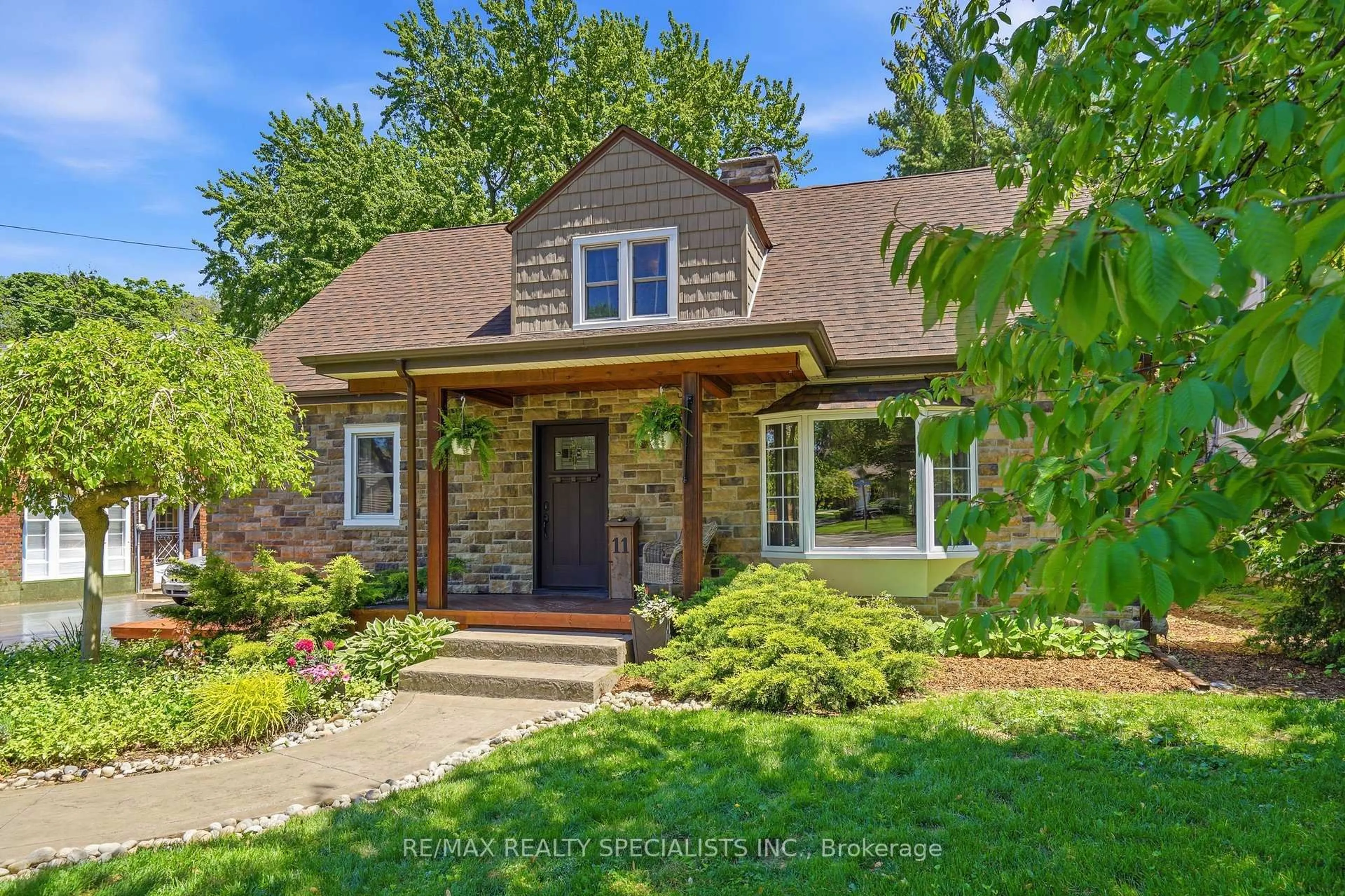 Home with brick exterior material, street for 11 Kingsway Blvd, Grimsby Ontario L3M 3E4