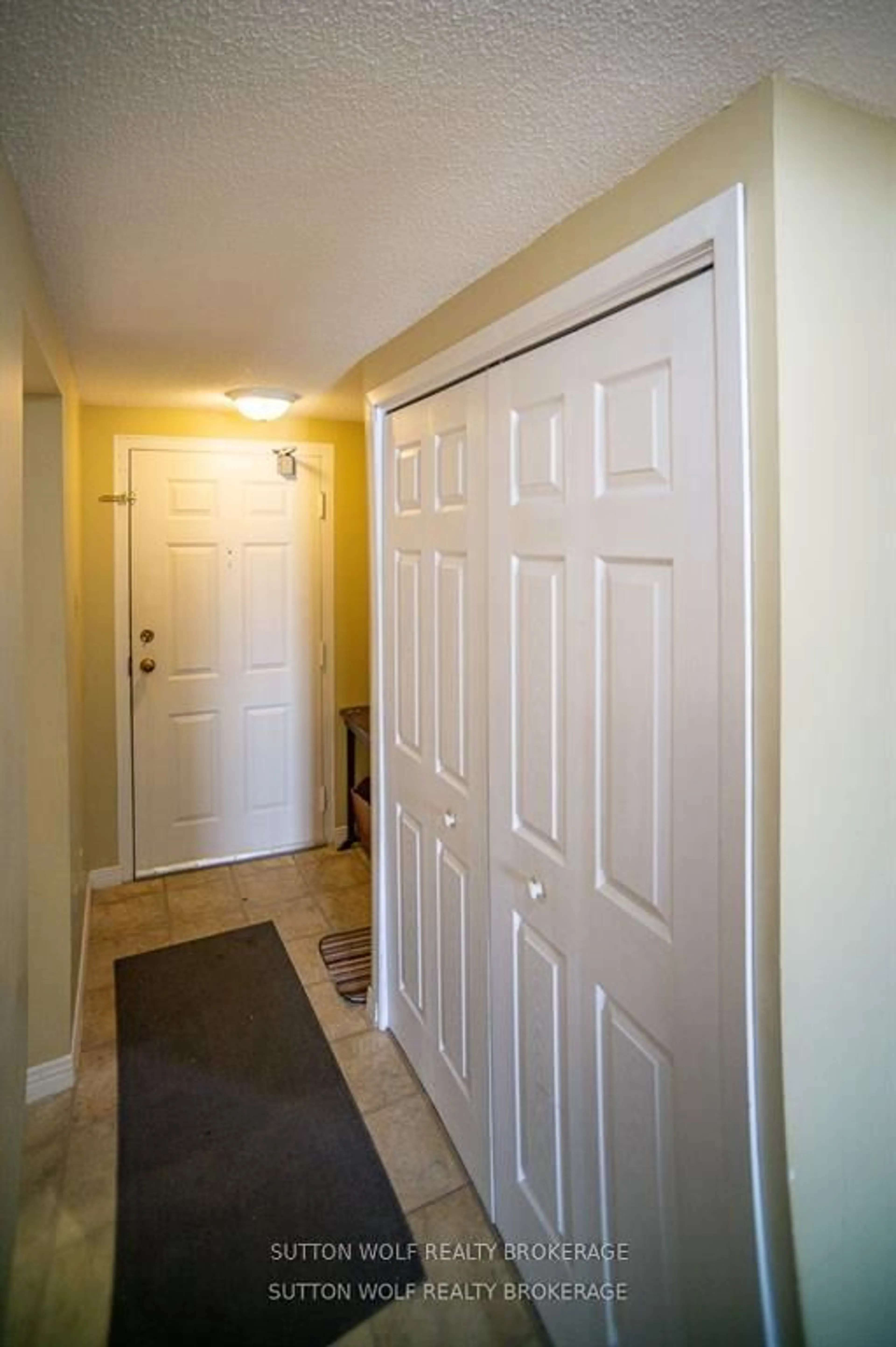 Indoor entryway for 31 Victoria St #207, Strathroy-Caradoc Ontario N7G 3Y4