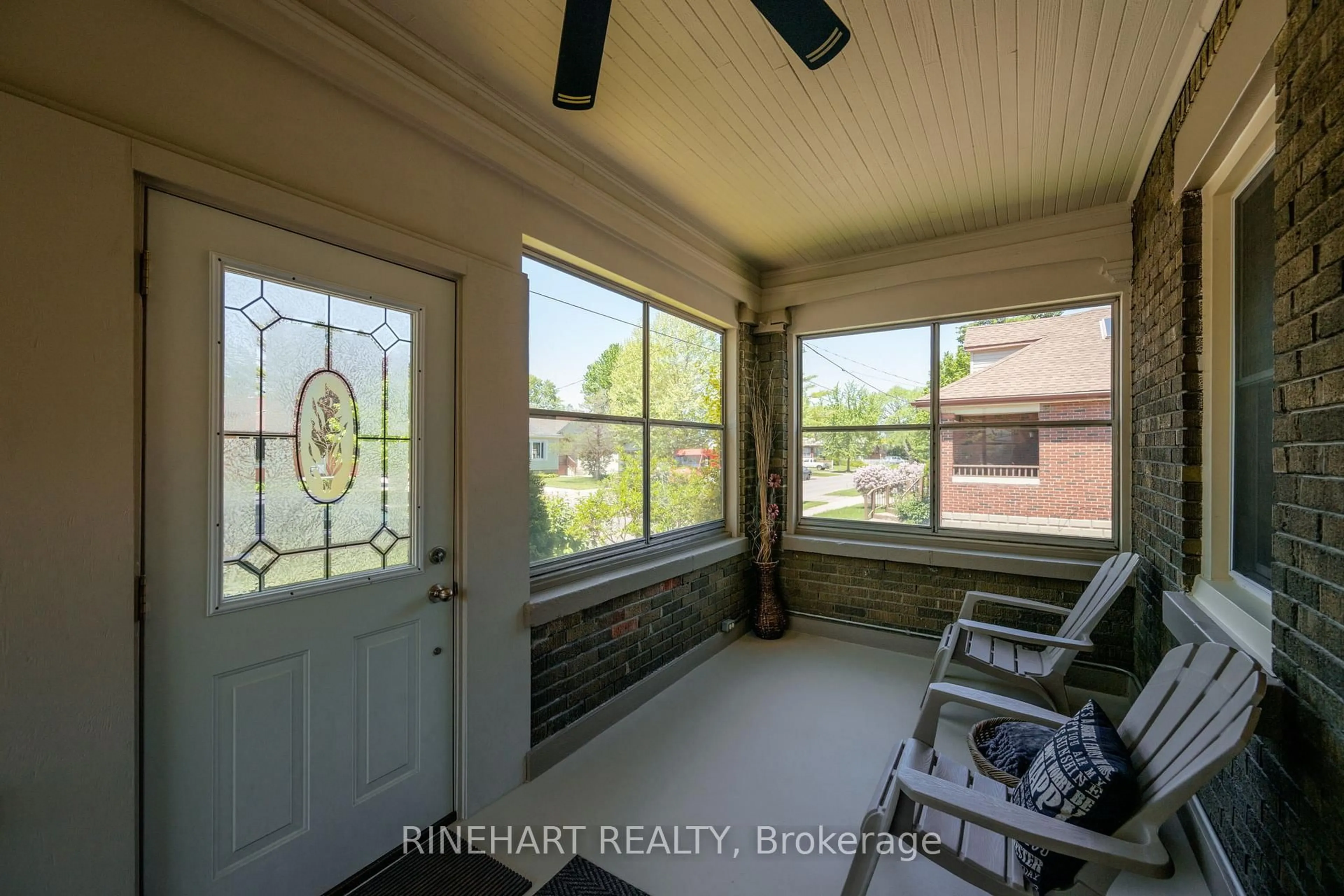Indoor entryway for 352 Edmonton St, London East Ontario N5W 4Y5