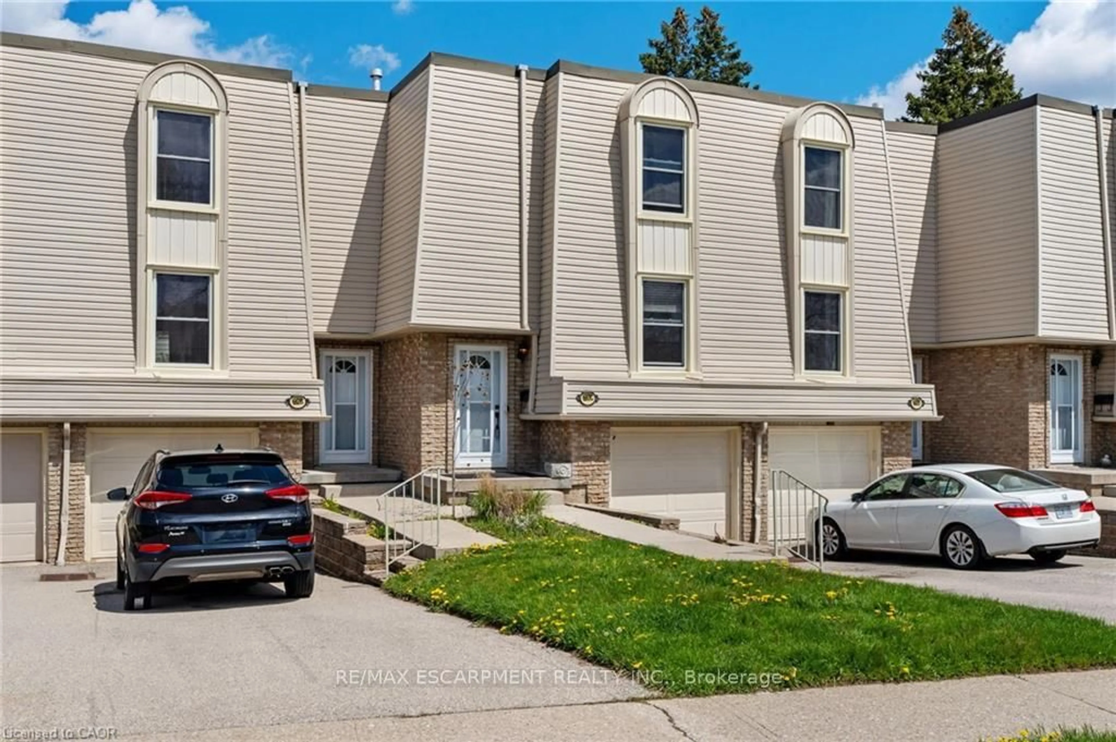 Home with vinyl exterior material, street for 662 Grey St #C, Brantford Ontario N3S 4Y4