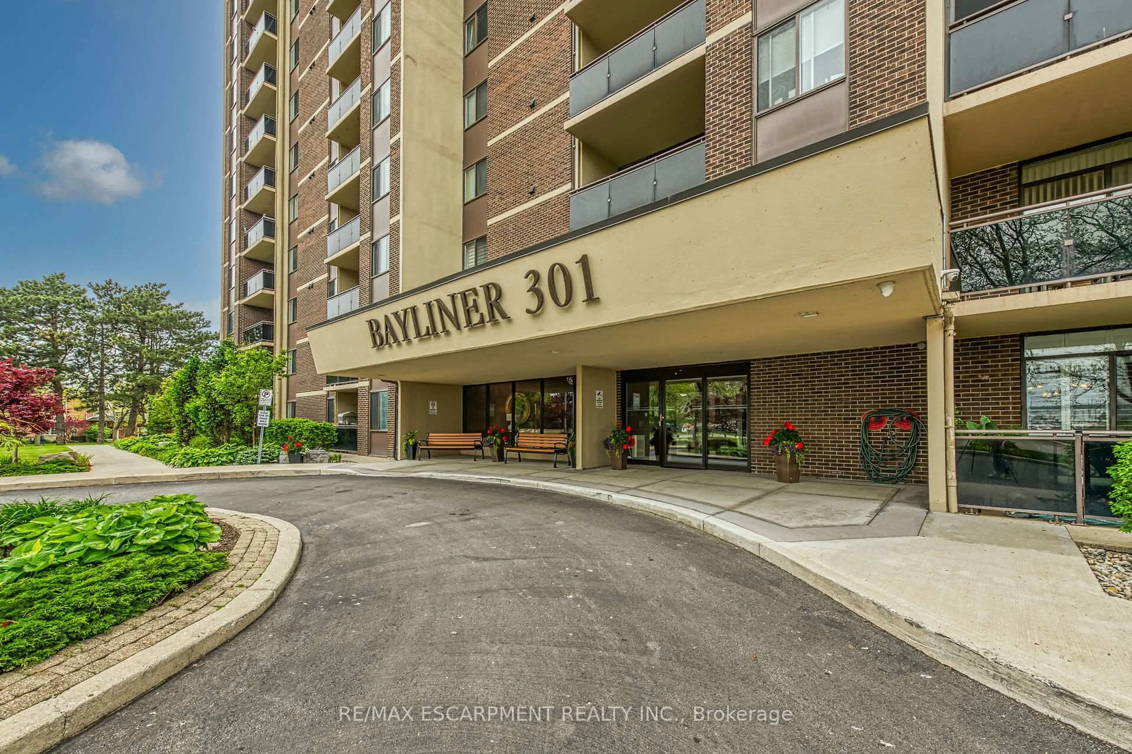 Indoor foyer for 301 Frances Ave #1904, Hamilton Ontario L8E 3W6