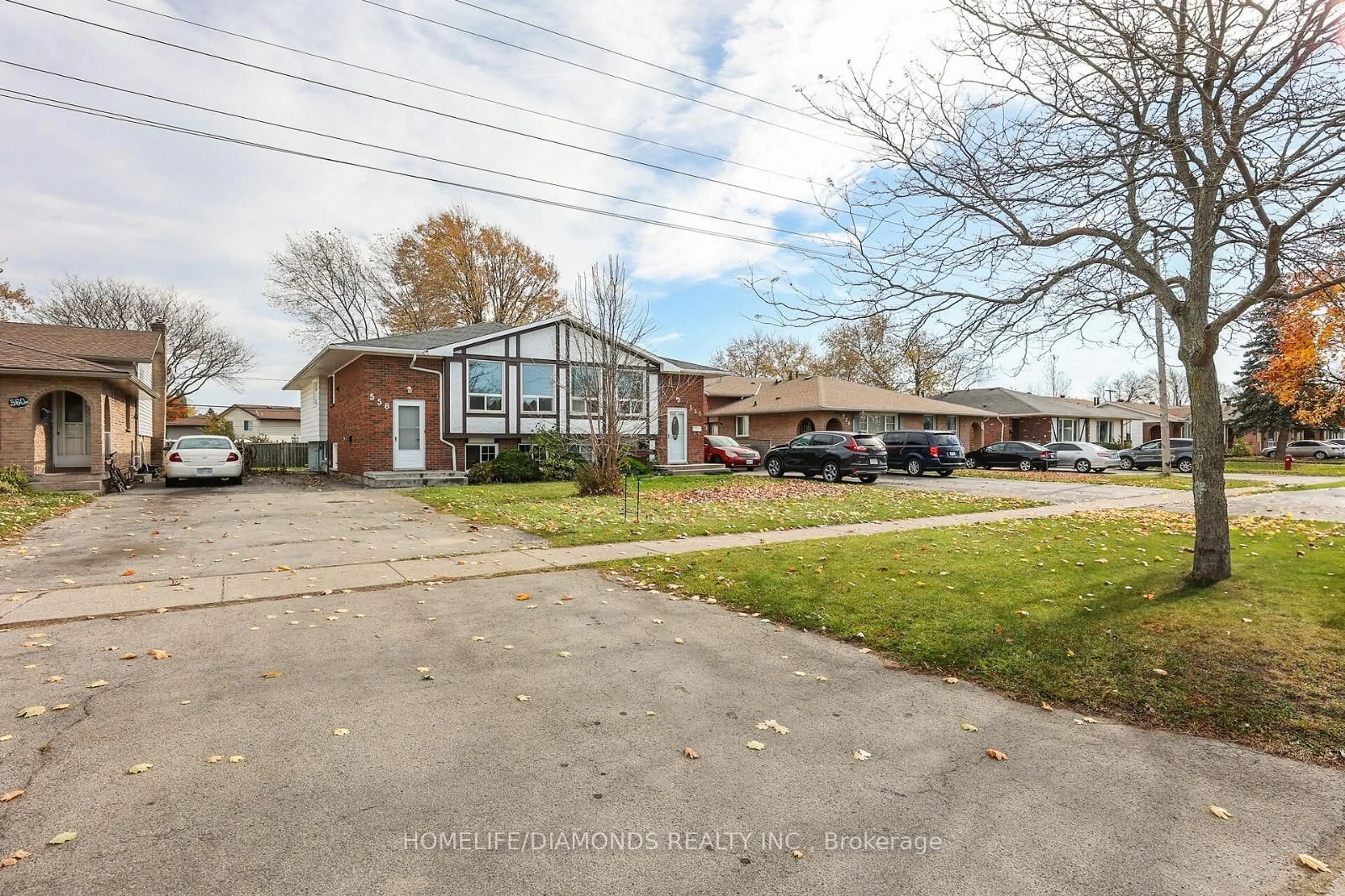 A pic from outside/outdoor area/front of a property/back of a property/a pic from drone, street for 558 FIRST Ave, Welland Ontario L3C 1Z3