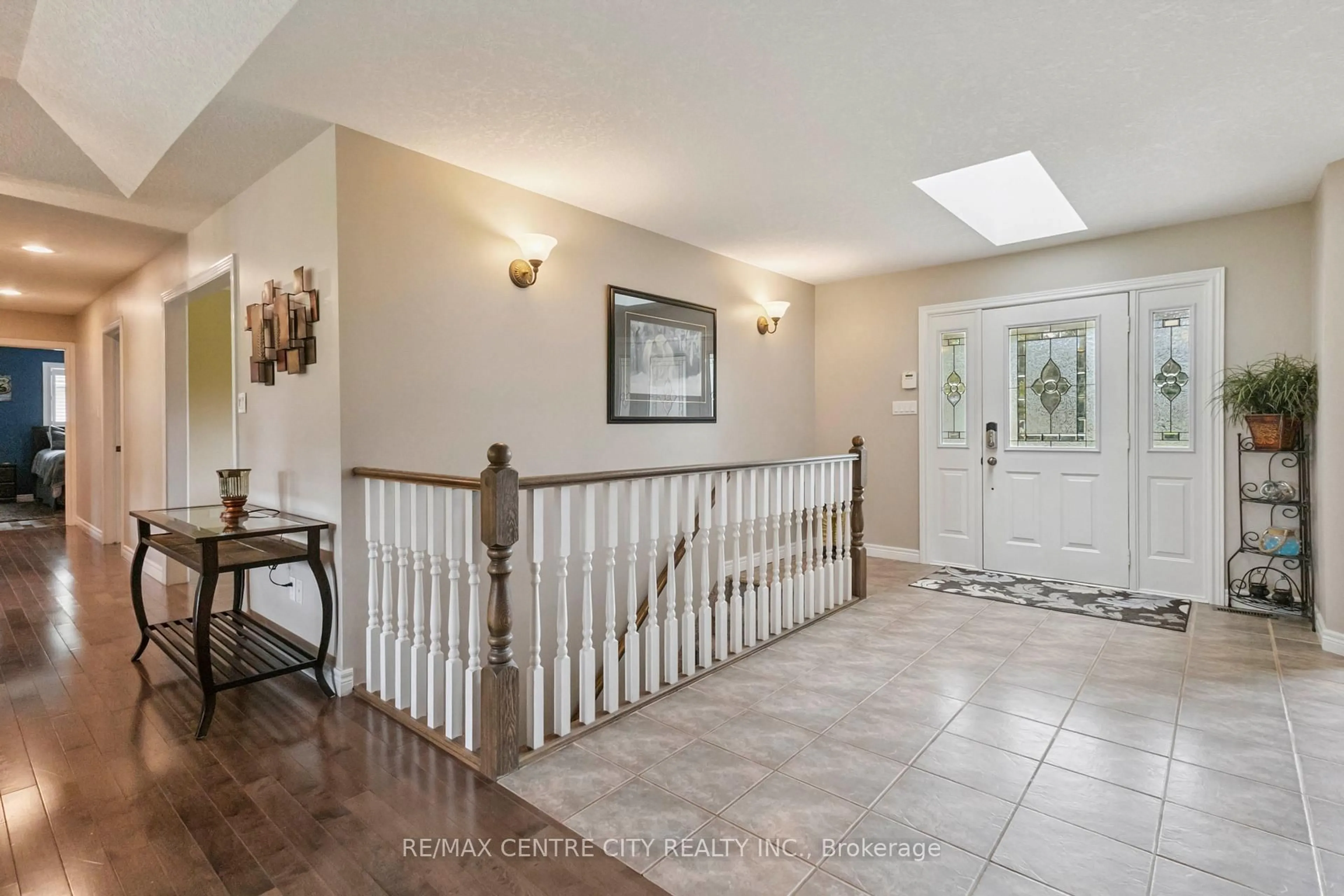 Indoor entryway for 1839 Parkhurst Ave, London East Ontario N5V 2C4