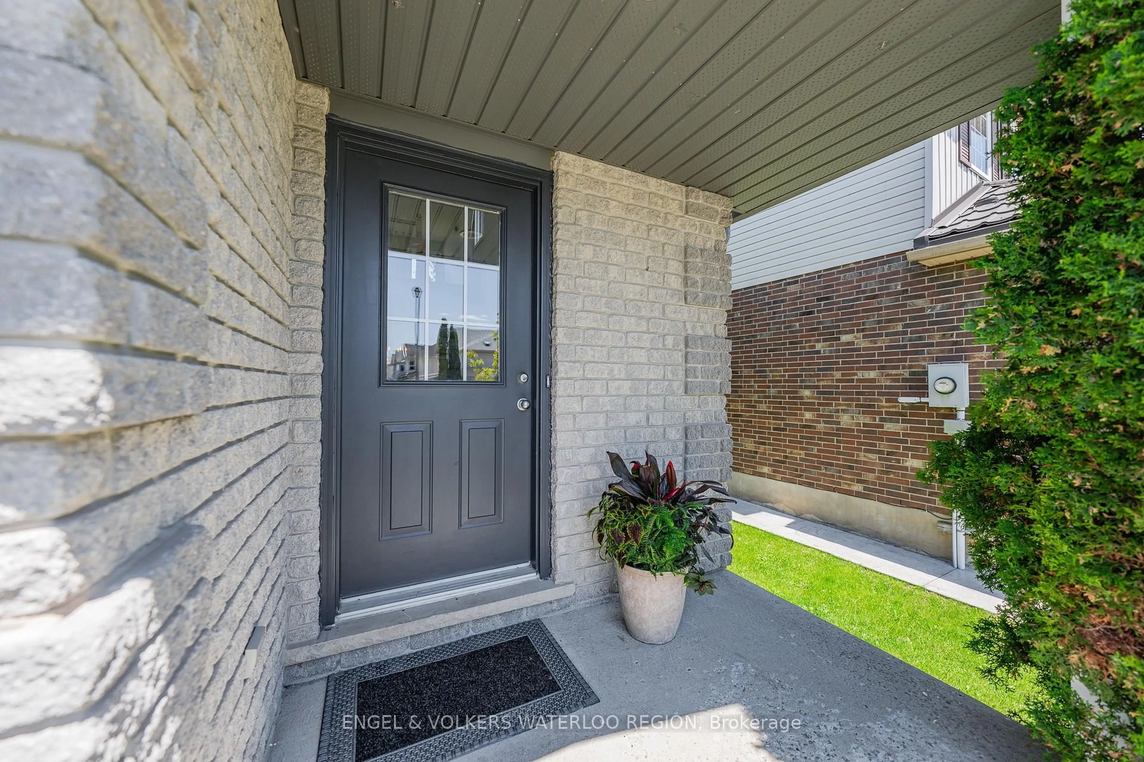 Indoor entryway for 857 Brandenburg Blvd, Waterloo Ontario N2T 2X6