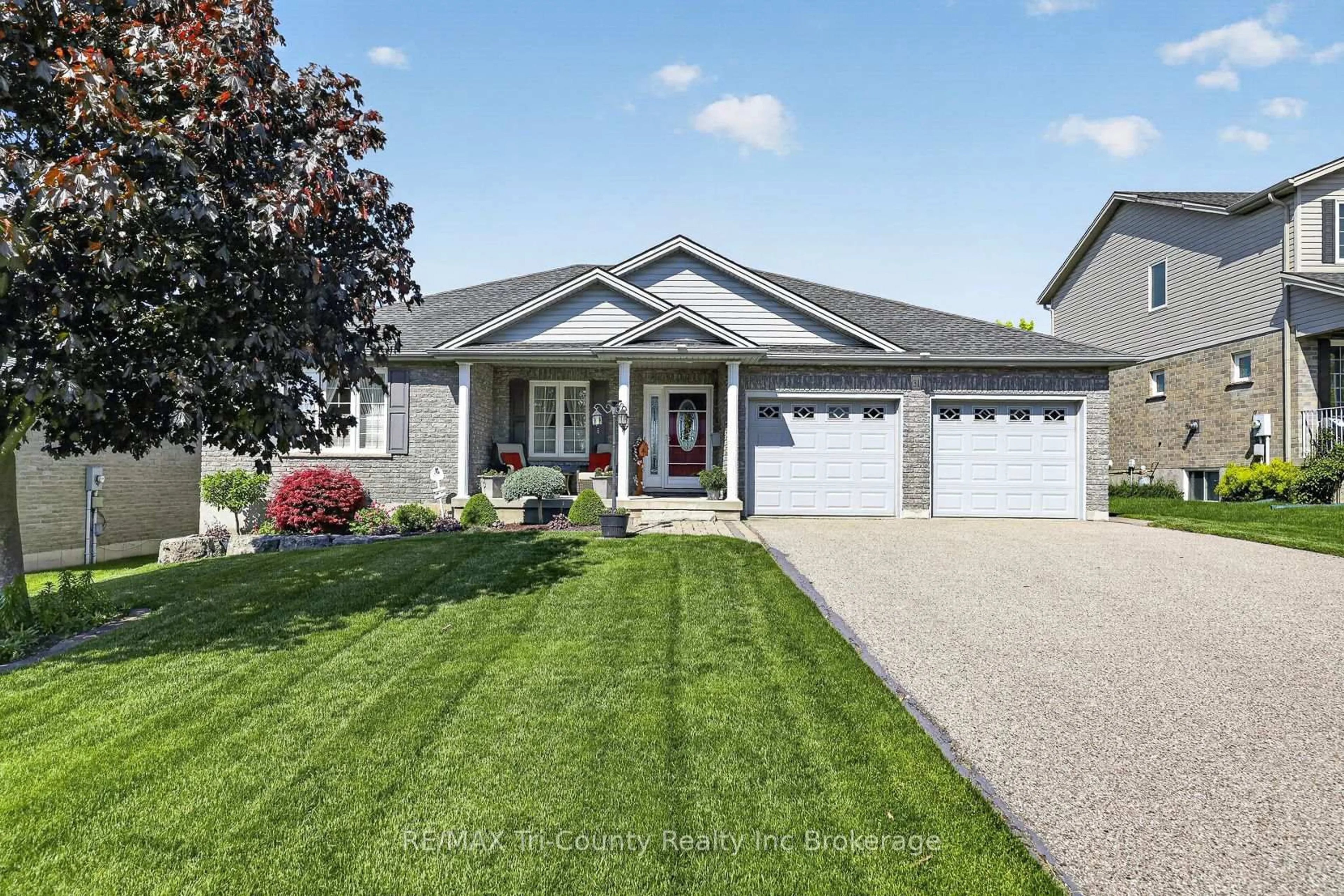 Home with vinyl exterior material, street for 31 Morning Glory Dr, Tillsonburg Ontario N4G 5S9