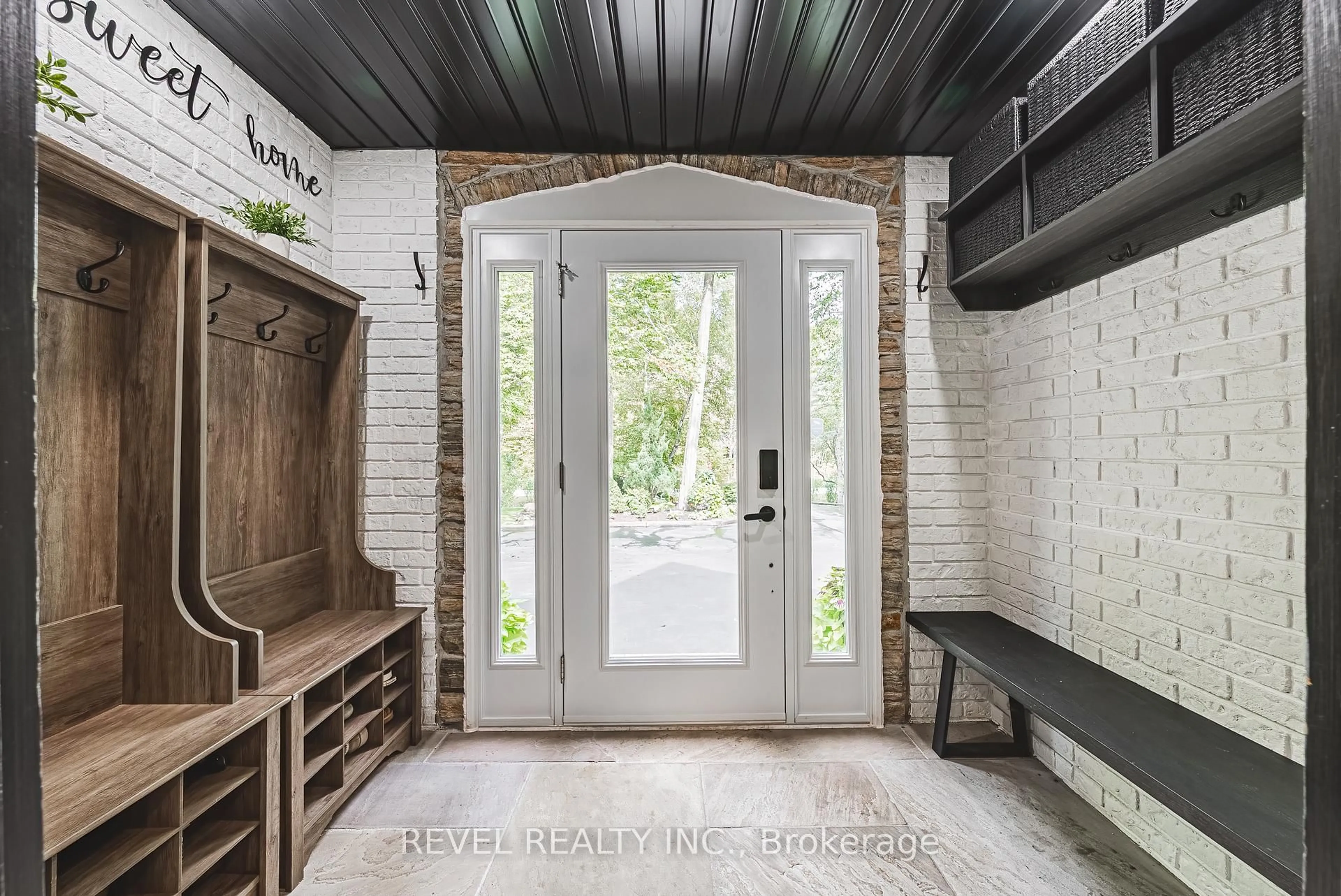 Indoor entryway for 45 Golf Club Rd, Hamilton Ontario L0R 1P0