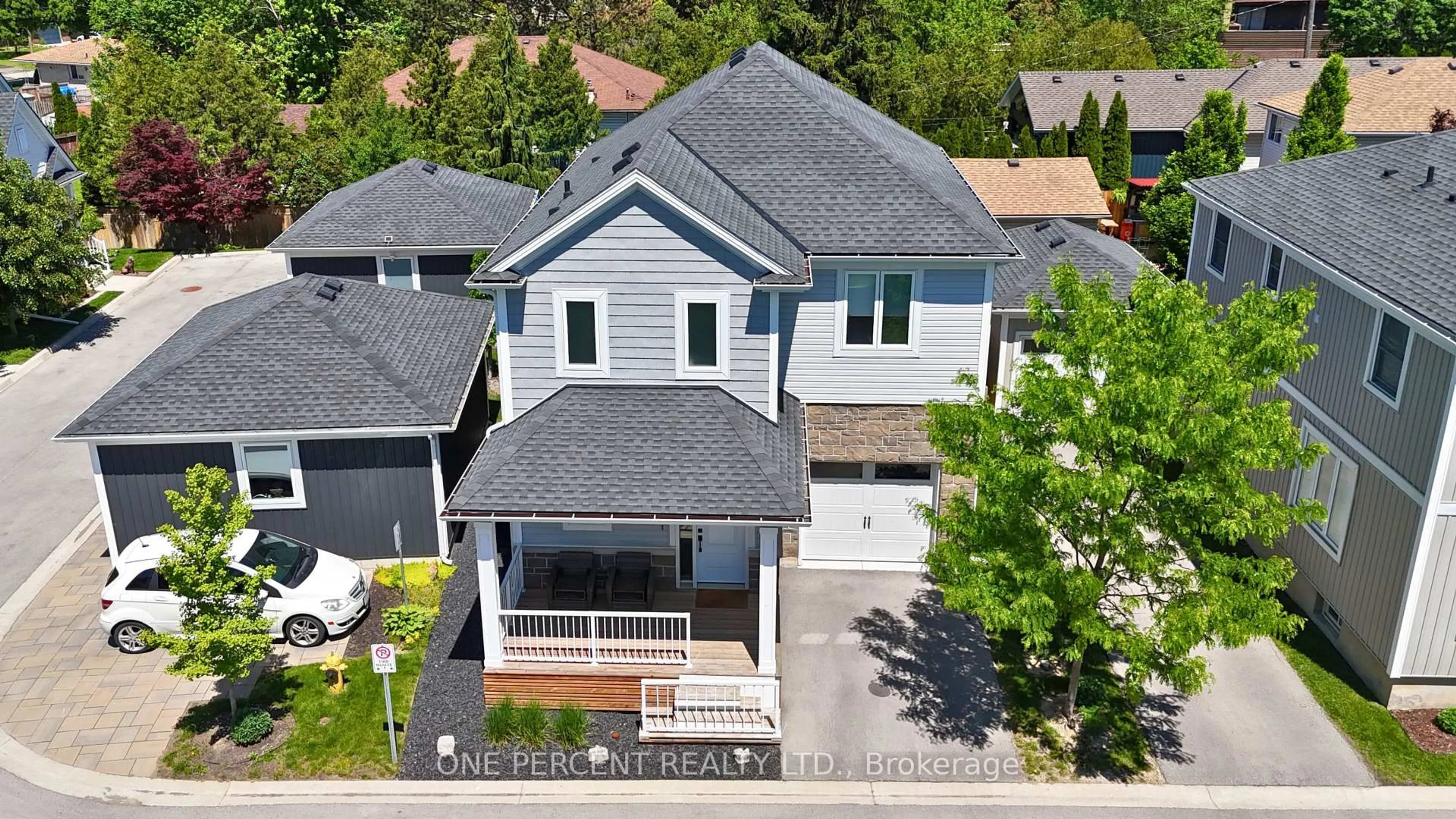 A pic from outside/outdoor area/front of a property/back of a property/a pic from drone, street for 9 Princeton Common, St. Catharines Ontario L2N 0B7
