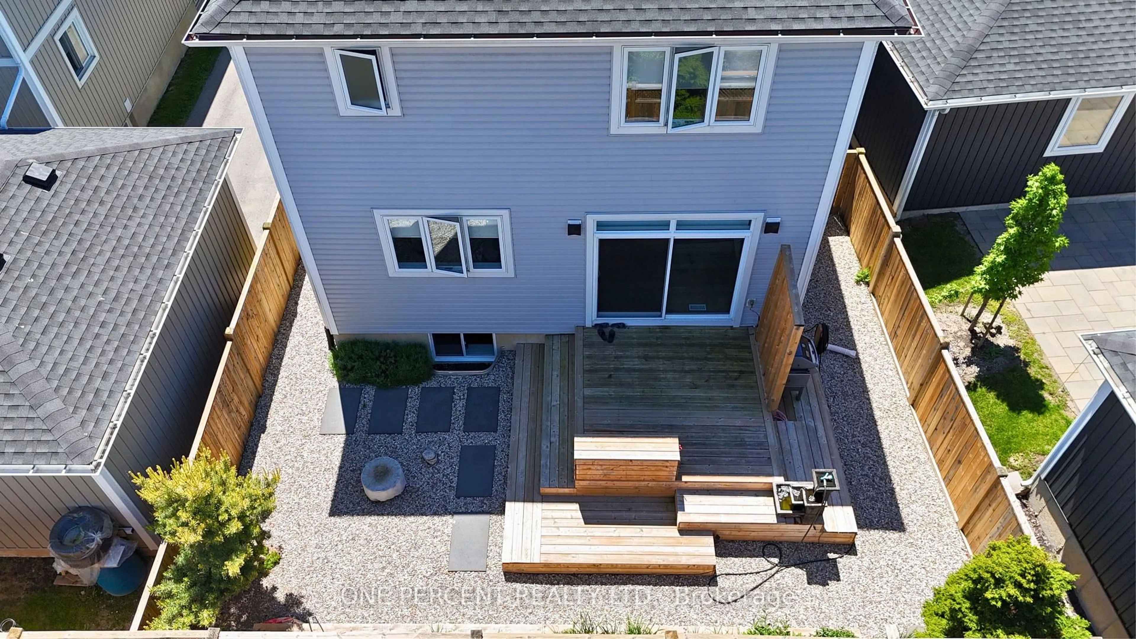 A pic from outside/outdoor area/front of a property/back of a property/a pic from drone, street for 9 Princeton Common, St. Catharines Ontario L2N 0B7