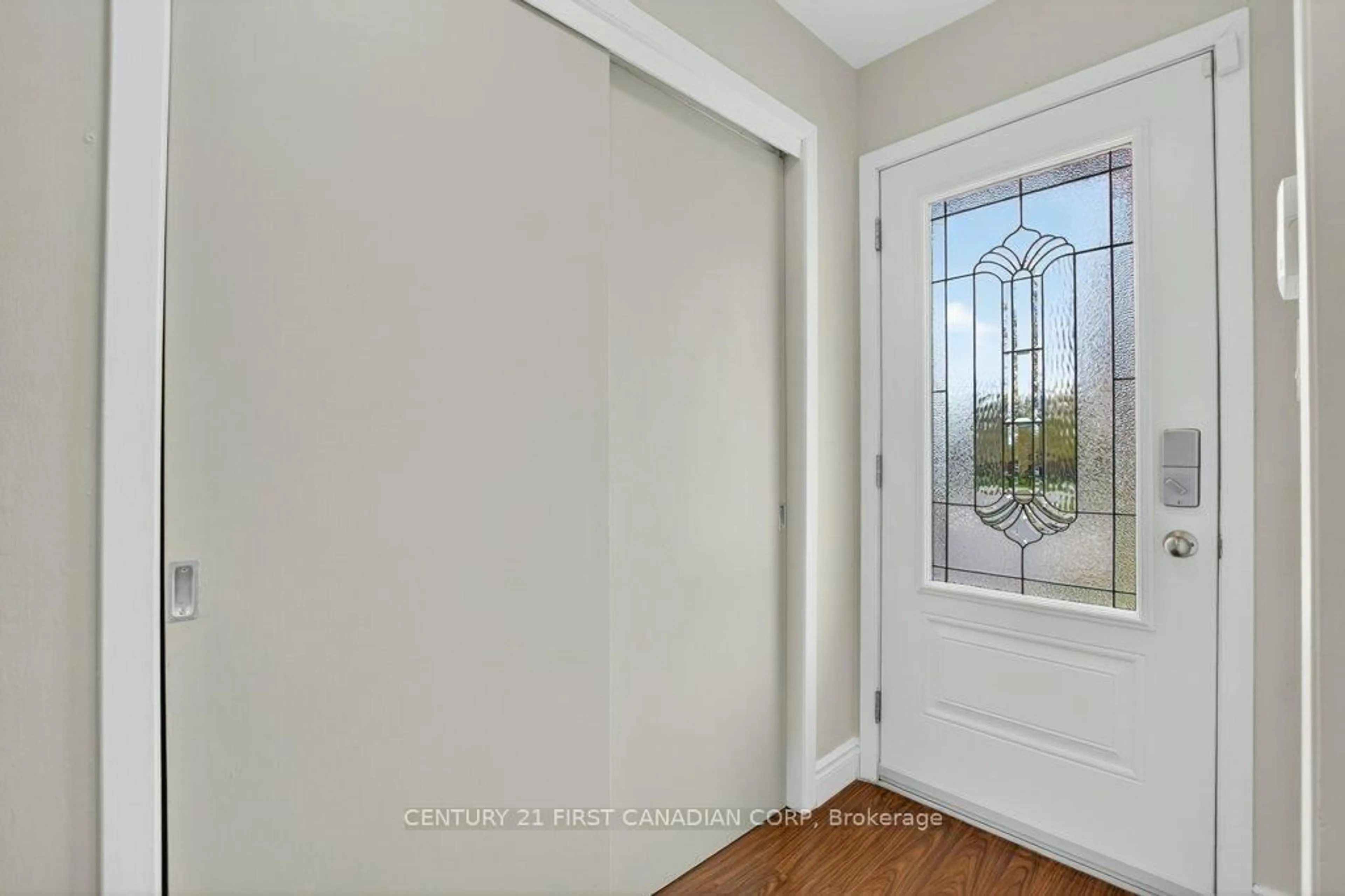Indoor entryway for 108 Lawrence Ave, St. Thomas Ontario N5R 5G3