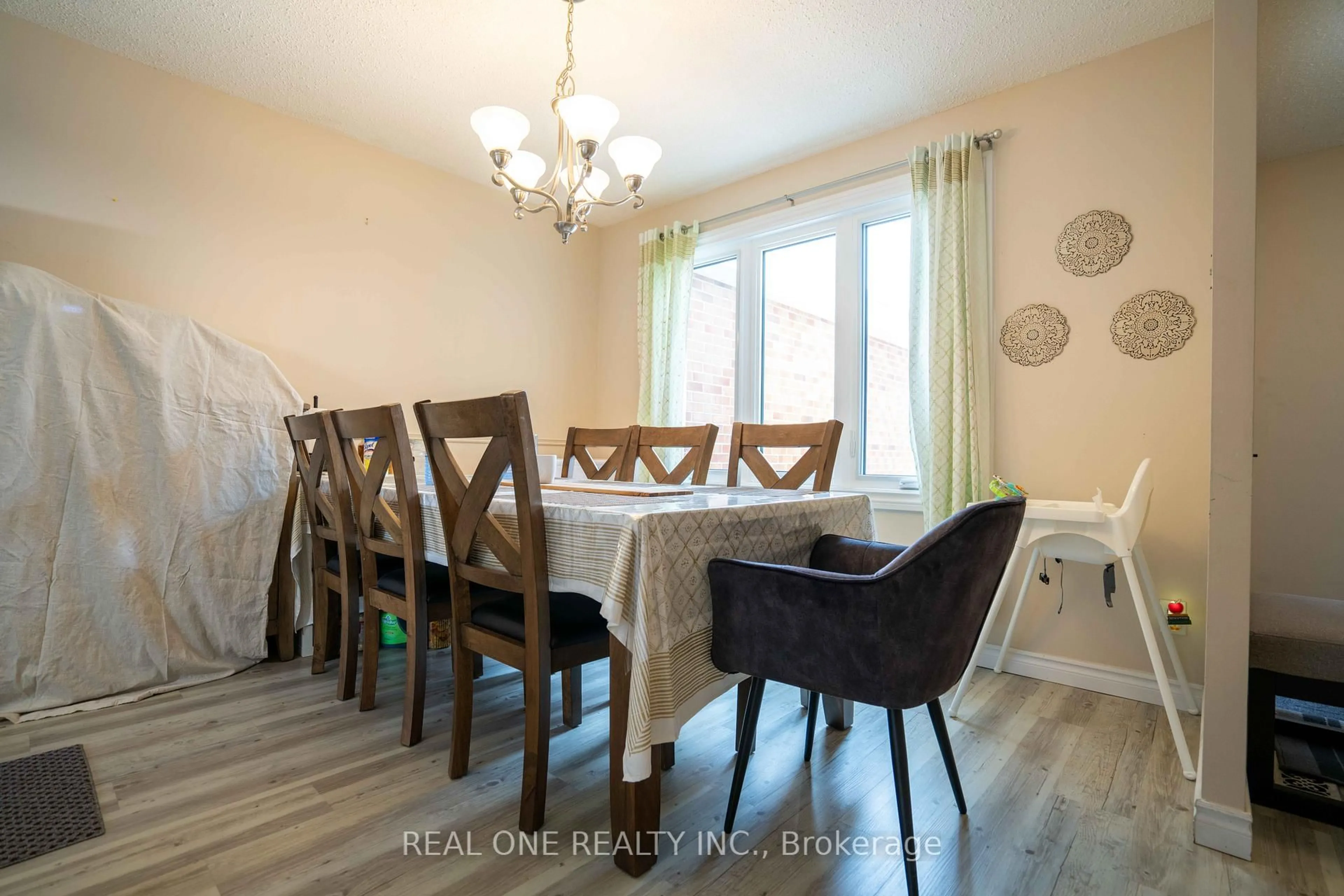Dining room, wood/laminate floor for 407 Keats Way #2, Waterloo Ontario N2L 5S7