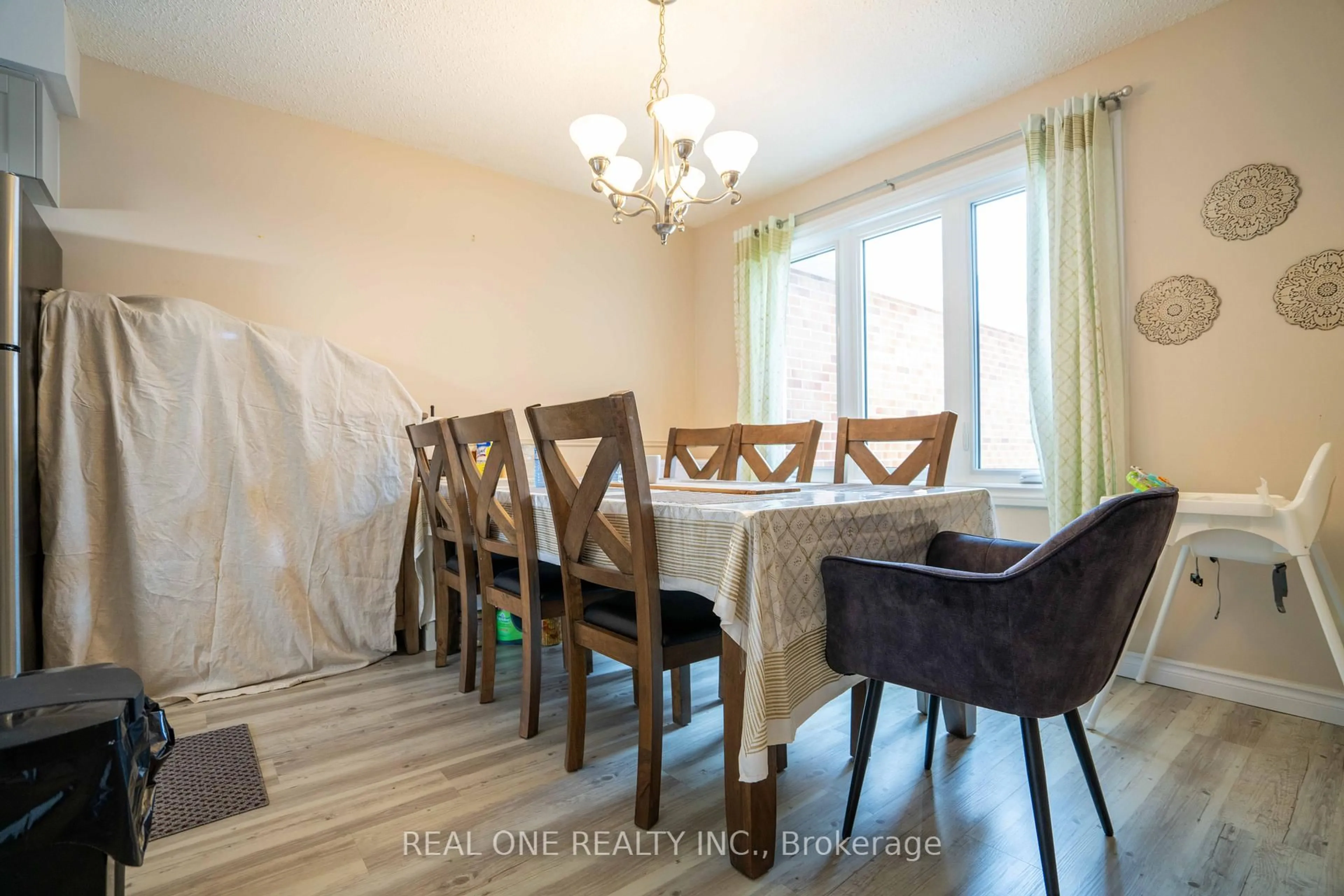 Dining room, wood/laminate floor for 407 Keats Way #2, Waterloo Ontario N2L 5S7