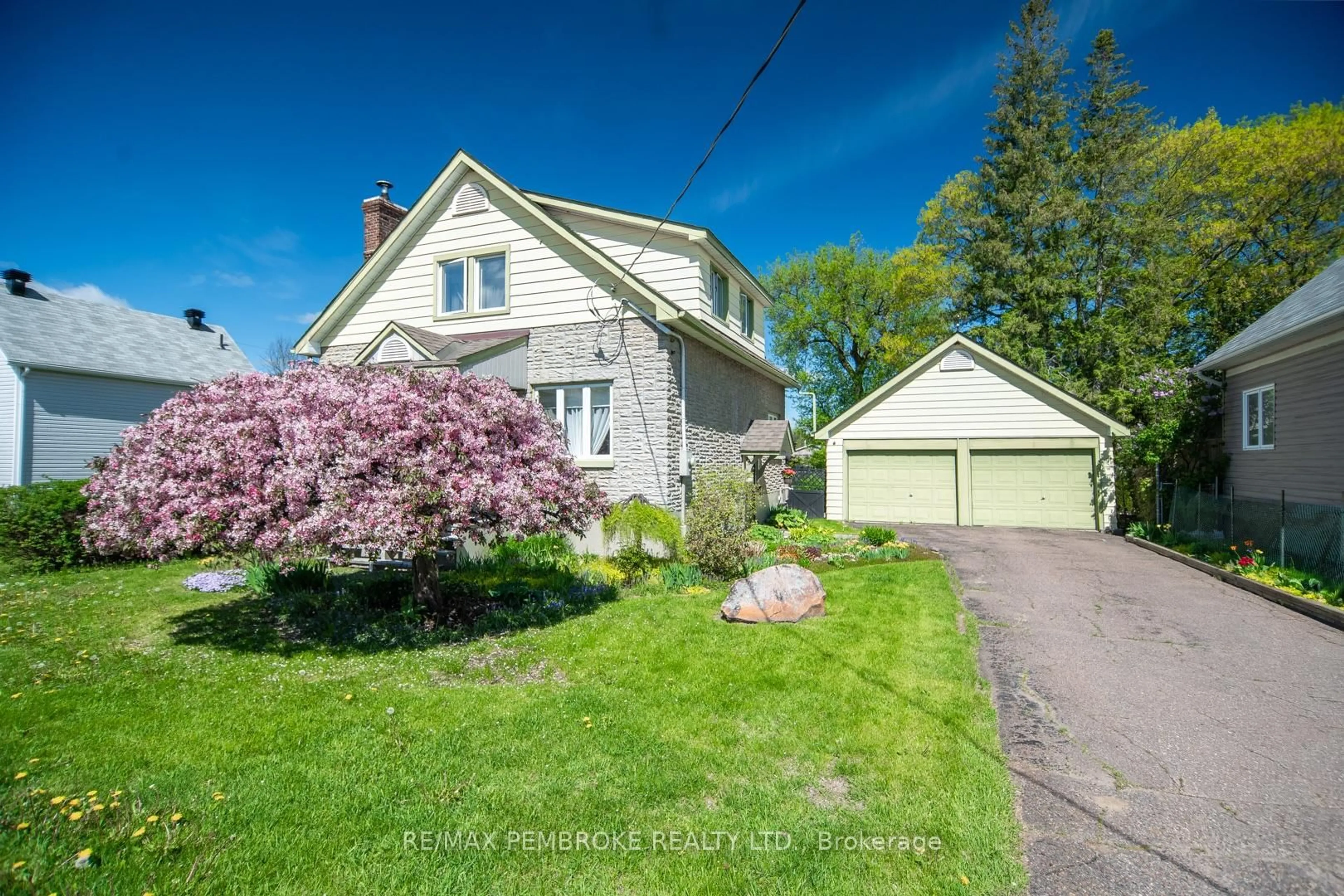 A pic from outside/outdoor area/front of a property/back of a property/a pic from drone, street for 554 EGANVILLE Rd, Pembroke Ontario K8A 4E8